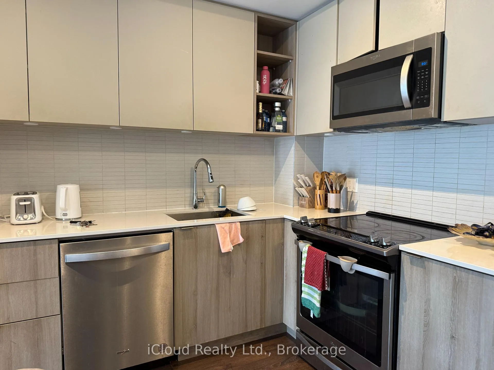 Photo 4 of Unit 906, 100 Eagle Rock Way, Vaughan, Rural Vaughan — HOMEH