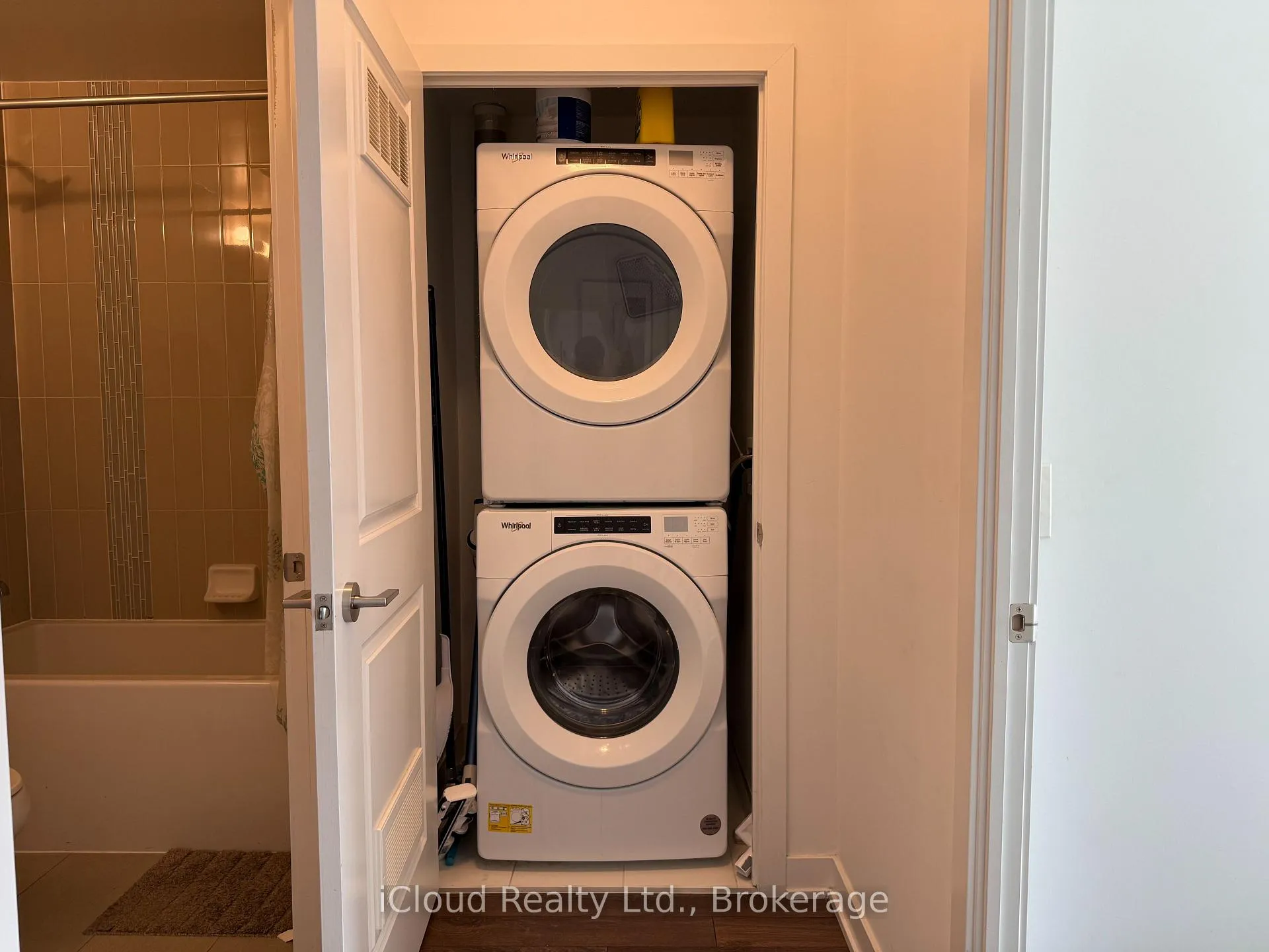 Photo 9 of Unit 906, 100 Eagle Rock Way, Vaughan, Rural Vaughan — HOMEH