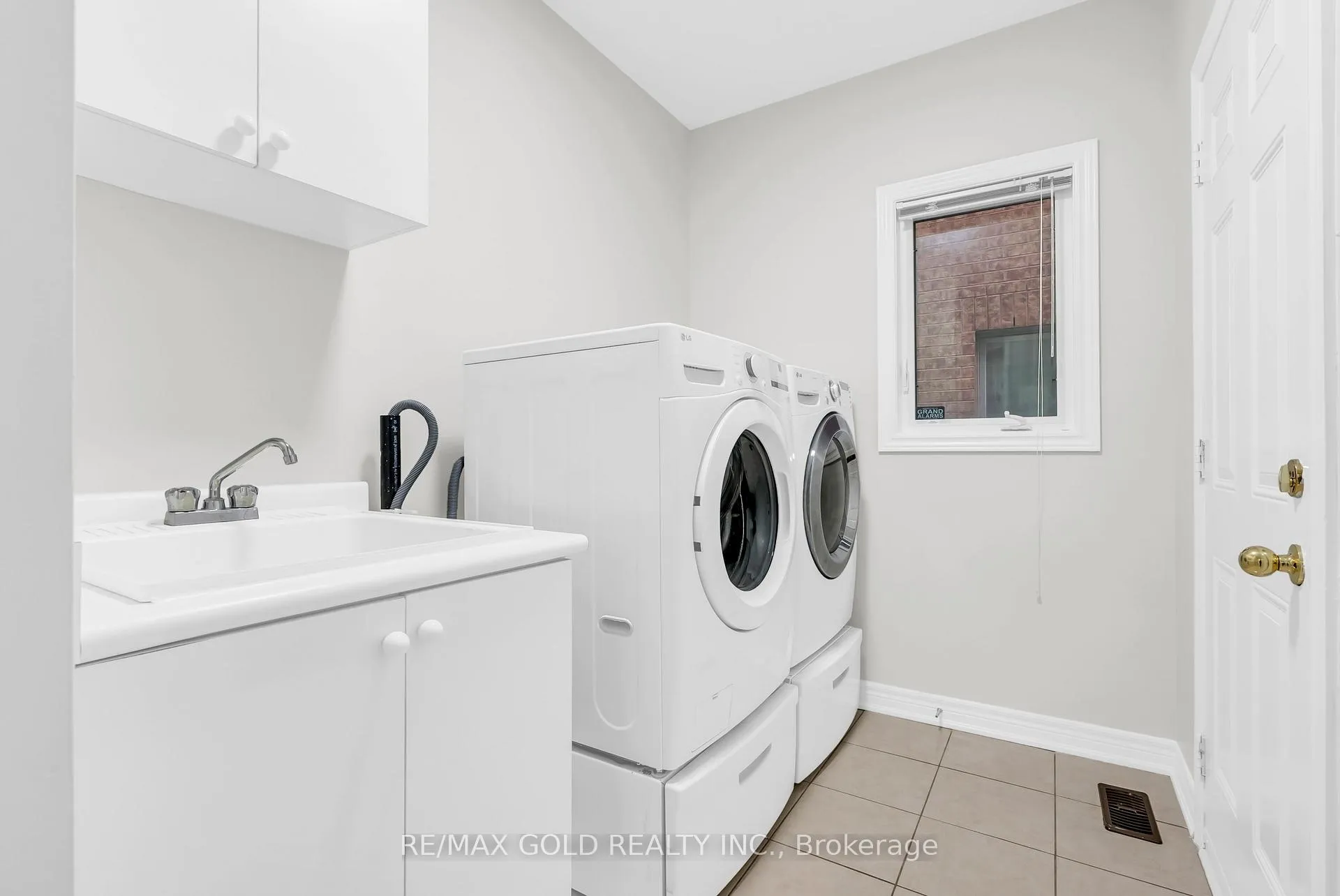Photo 21 of 262 Swindale Drive, Milton, Scott — HOMEH