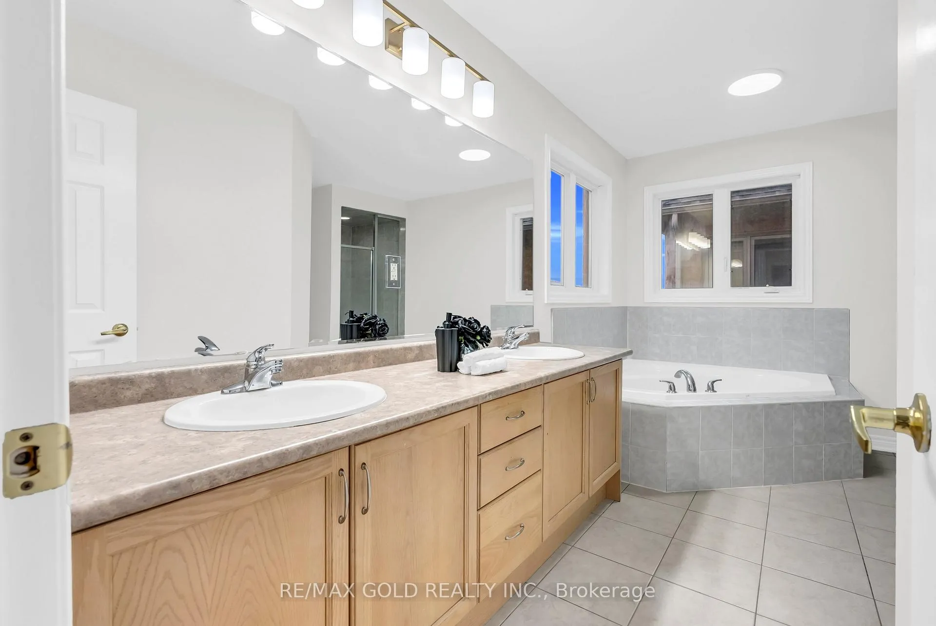 Photo 29 of 262 Swindale Drive, Milton, Scott — HOMEH
