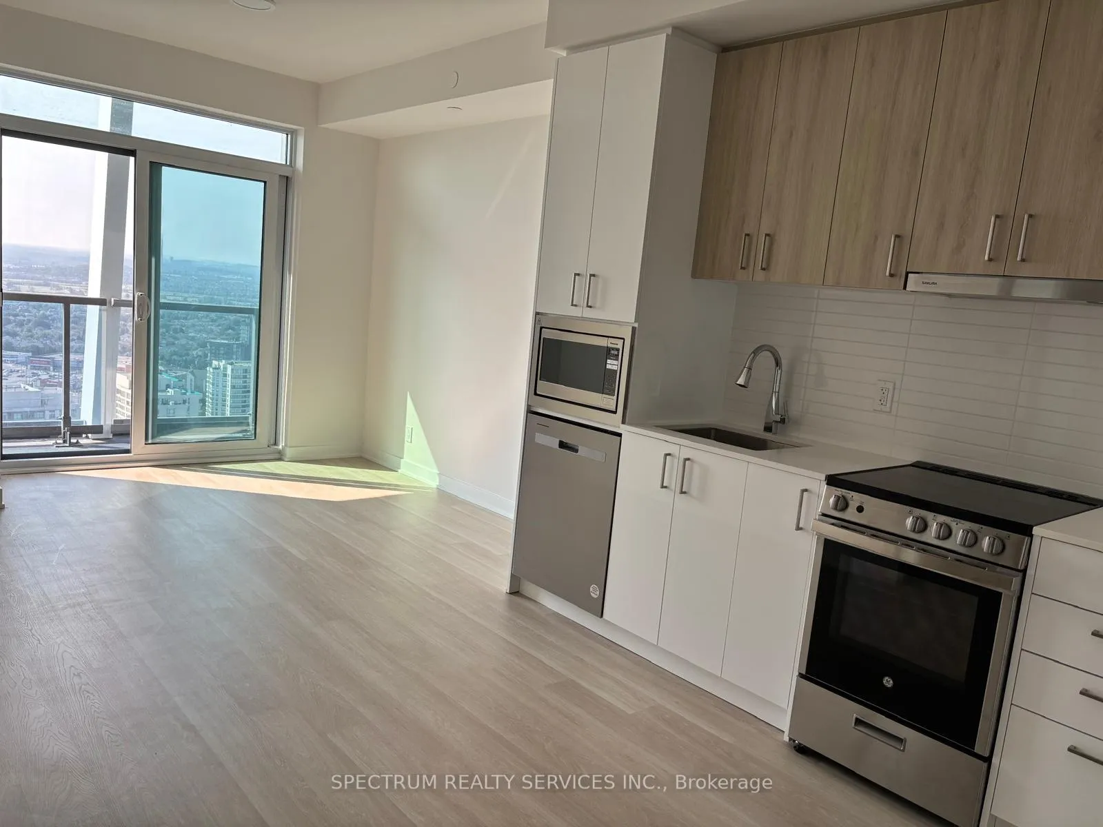 Photo 6 of Unit 3306, 30 Upper Mall Way, Vaughan, Brownridge — HOMEH