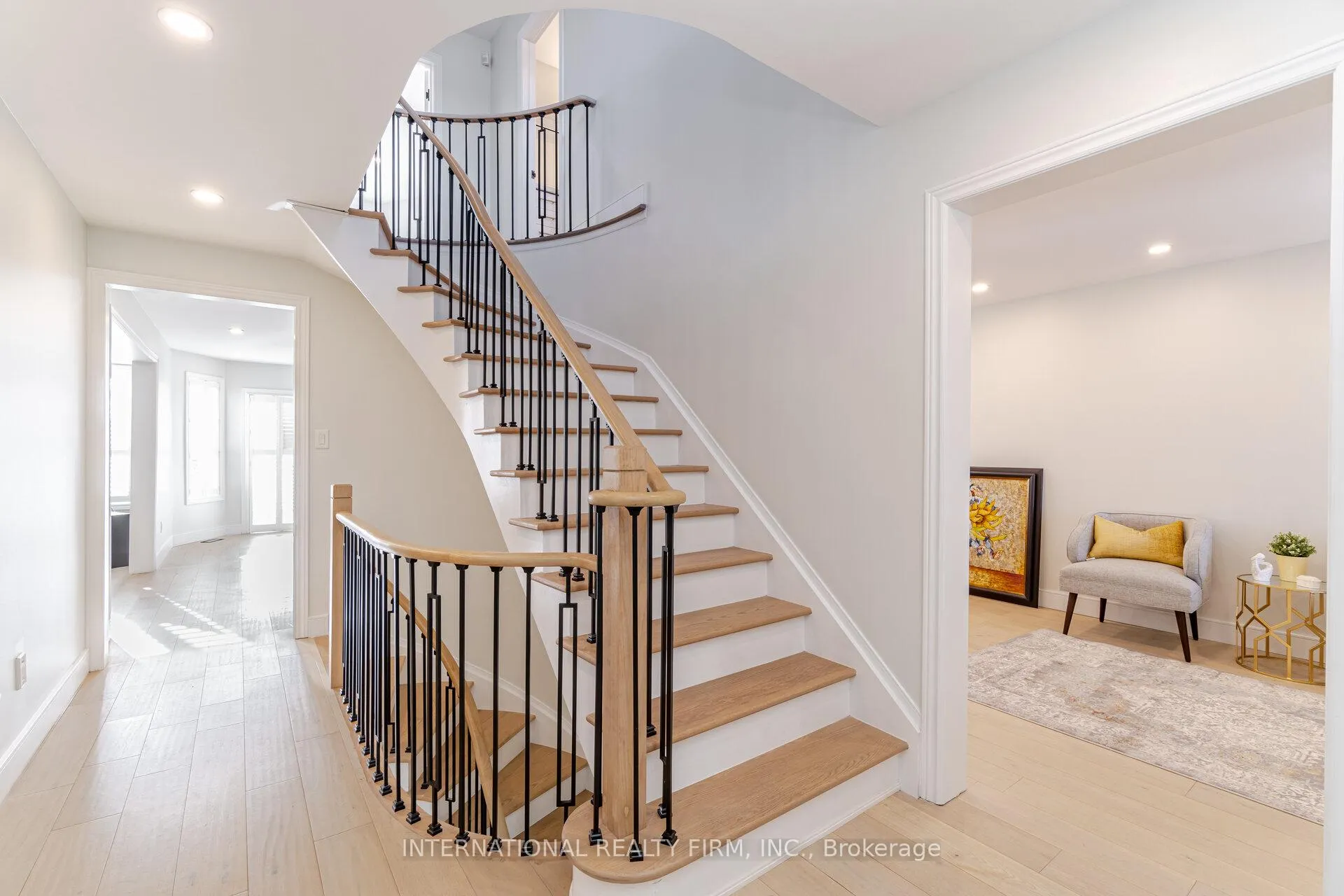 Photo 3 of 67 Rosanna Crescent, Vaughan, Maple — HOMEH