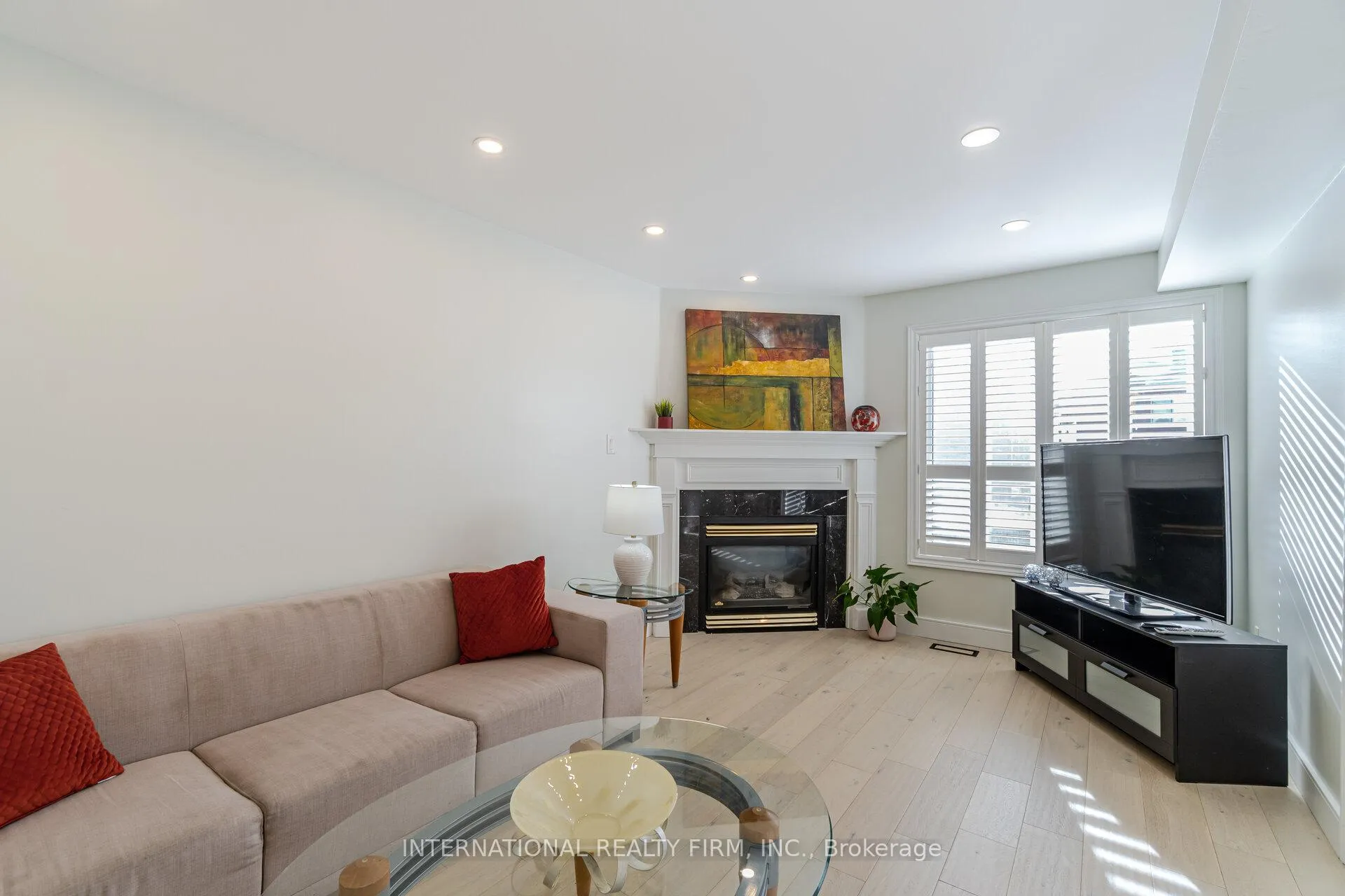 Photo 12 of 67 Rosanna Crescent, Vaughan, Maple — HOMEH