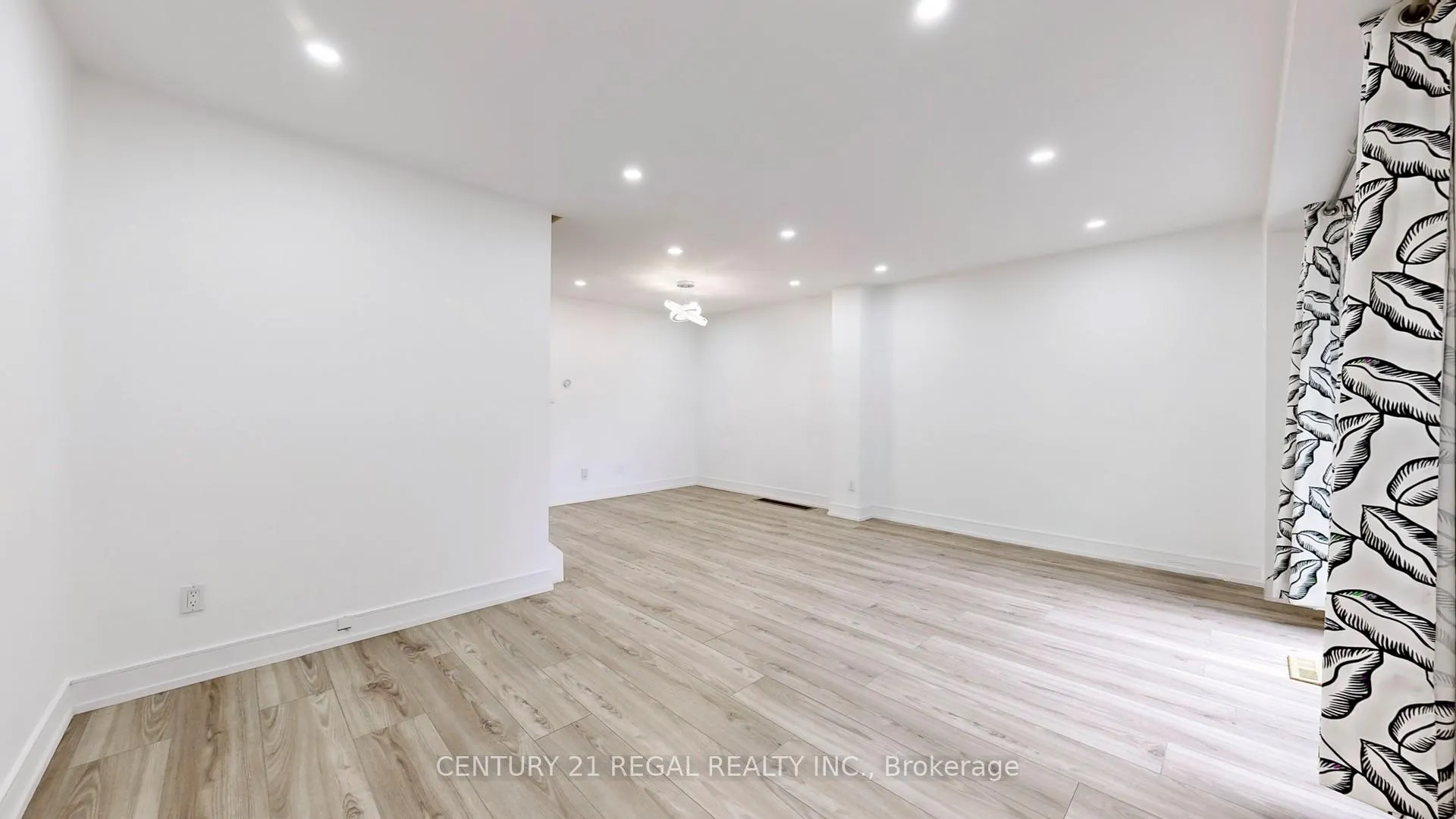 Photo 4 of 1664 John Street, Markham, Bayview Fairway-Bayview Country Club Estates — HOMEH