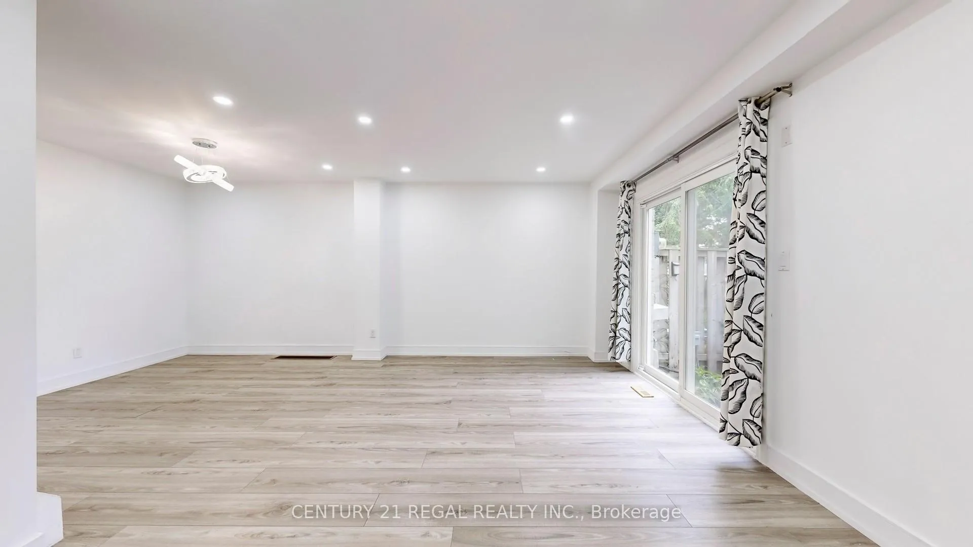Photo 5 of 1664 John Street, Markham, Bayview Fairway-Bayview Country Club Estates — HOMEH