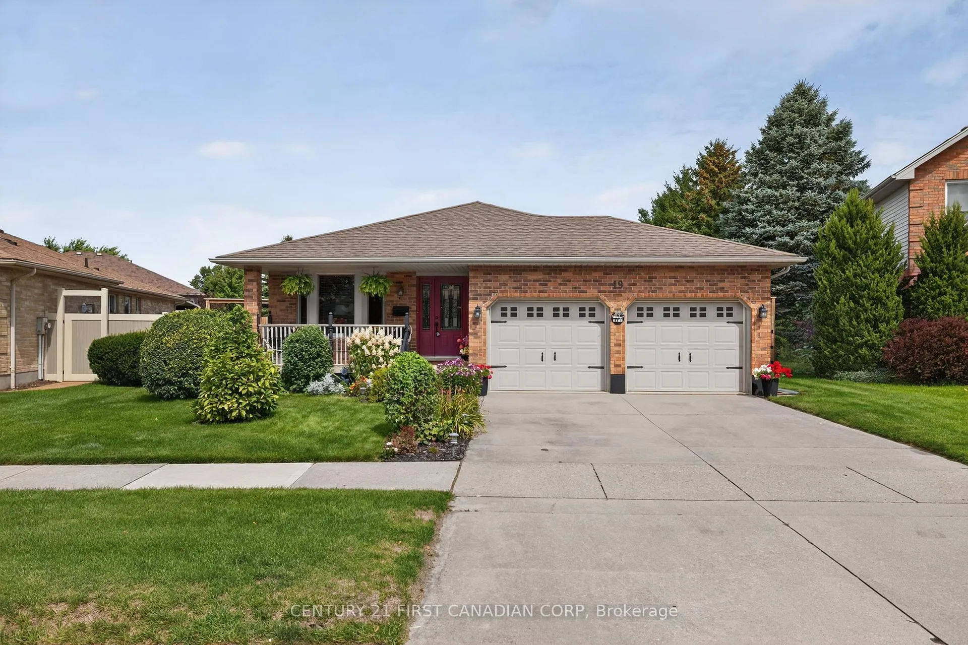 Photo 2 of 19 Hemlock Boulevard, Strathroy-Caradoc, SE — HOMEH