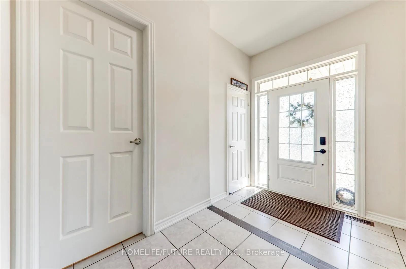 Photo 5 of 30 Arthur Mclaughlin Street, Clarington, Bowmanville — HOMEH