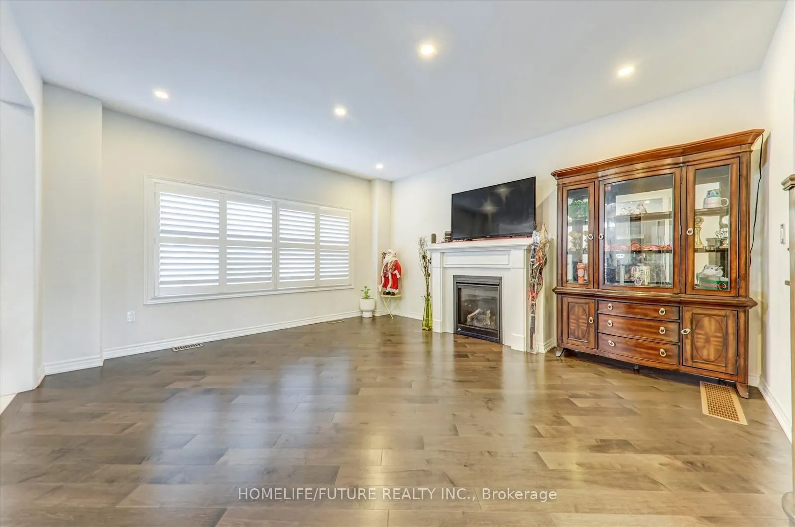 Photo 7 of 30 Arthur Mclaughlin Street, Clarington, Bowmanville — HOMEH