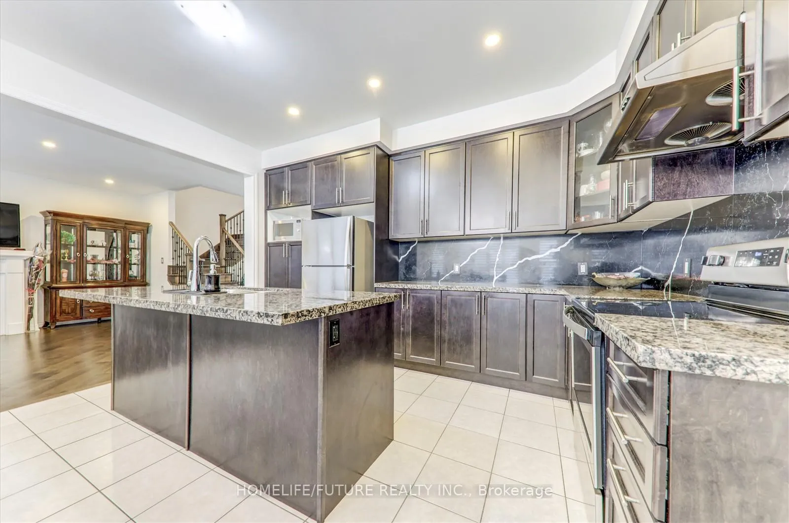 Photo 14 of 30 Arthur Mclaughlin Street, Clarington, Bowmanville — HOMEH