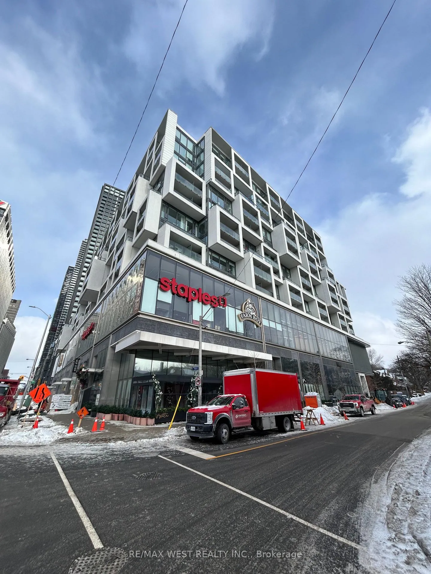 Front of Unit 1519, 8 Hillsdale Avenue E