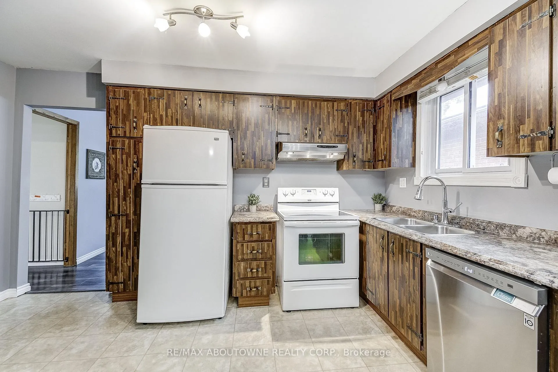 Photo 13 of 211 East 8th Street, Hamilton, Centremount — HOMEH