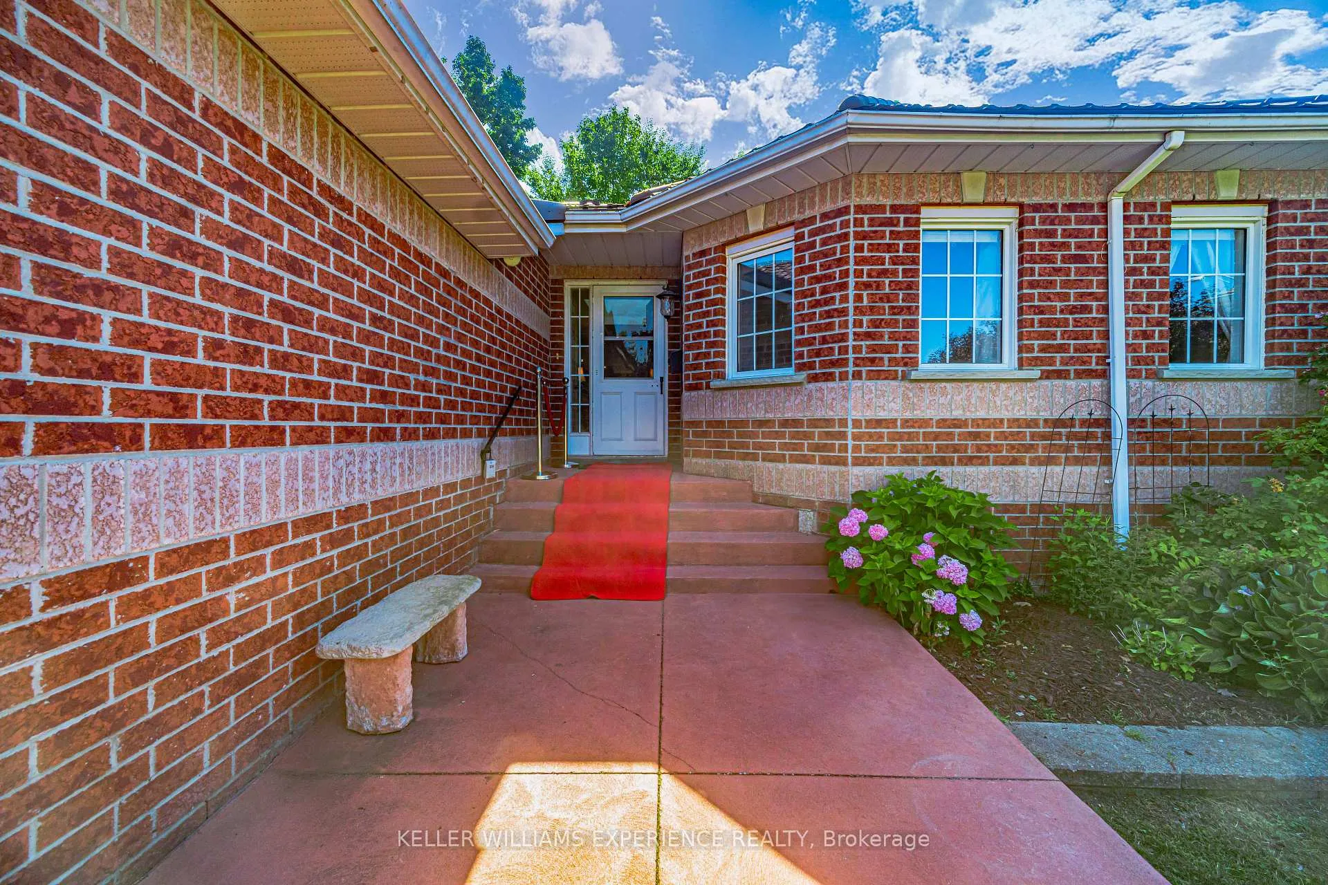 Photo 5 of 8 Kell Place, Barrie, Innis-Shore — HOMEH