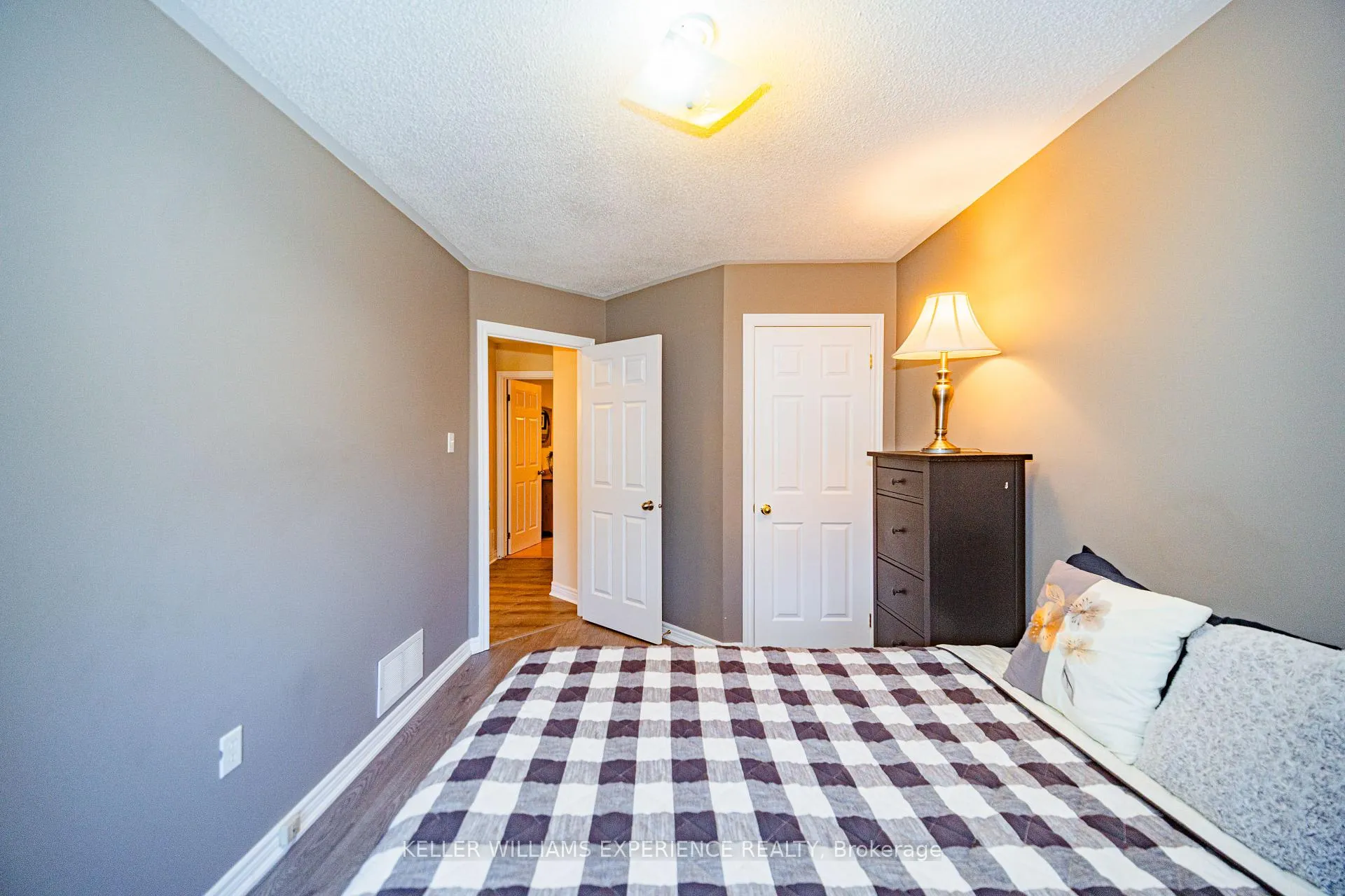 Photo 21 of 8 Kell Place, Barrie, Innis-Shore — HOMEH