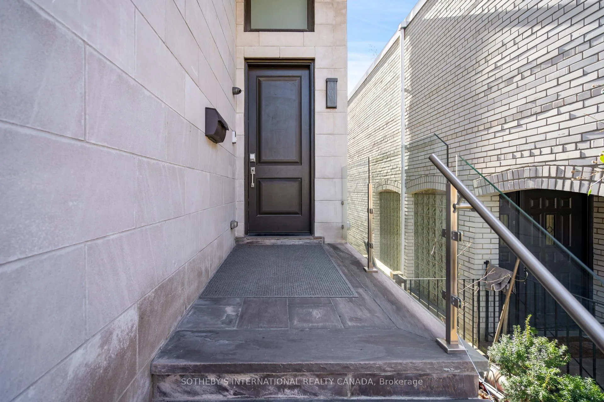 Photo 4 of 209B Glengarry Avenue, Toronto, Lawrence Park North — HOMEH