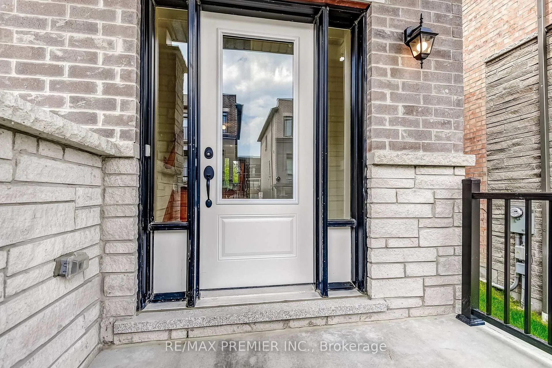 Photo 4 of 14 Cunliffe Lane, Ajax, South East — HOMEH