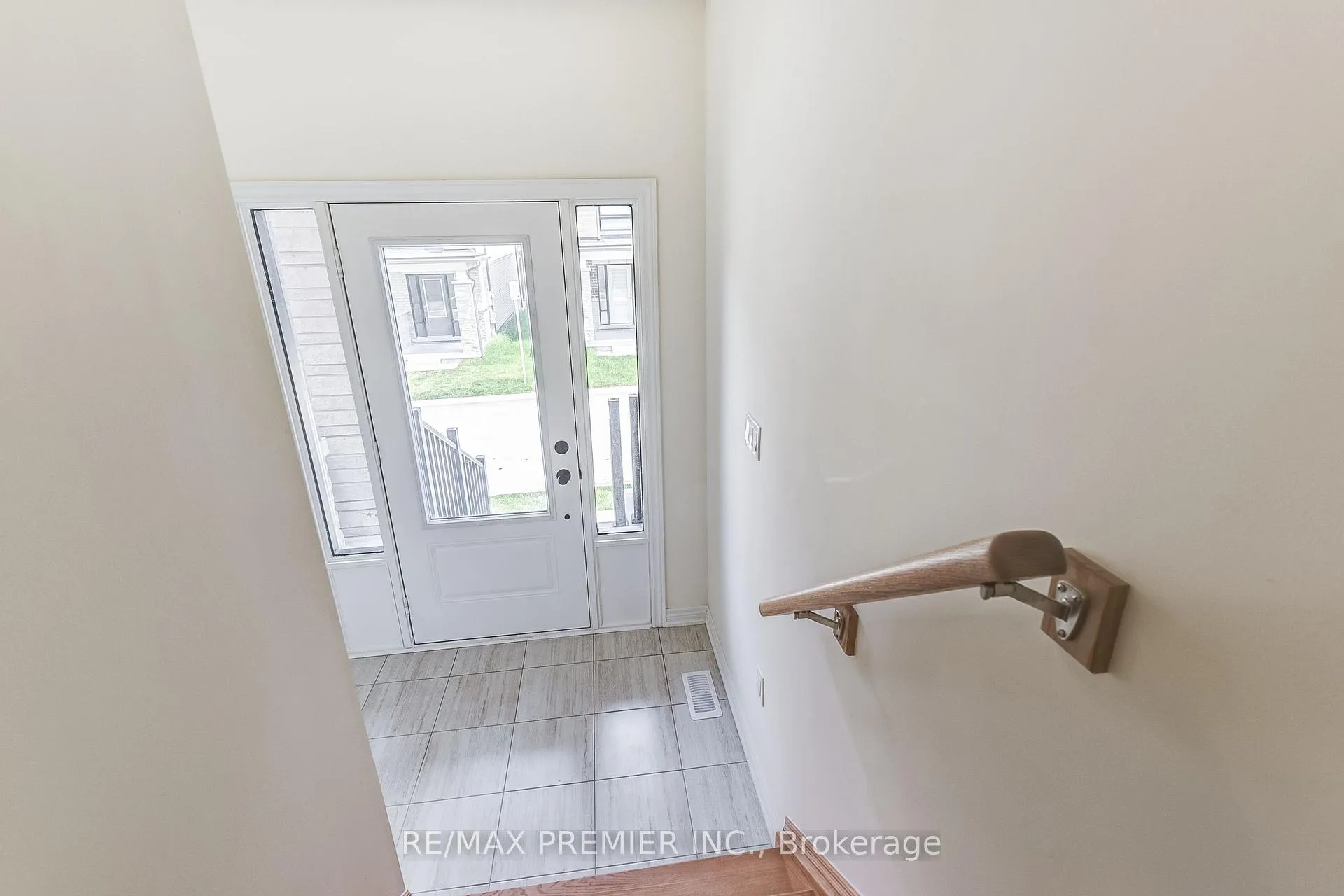 Photo 5 of 14 Cunliffe Lane, Ajax, South East — HOMEH