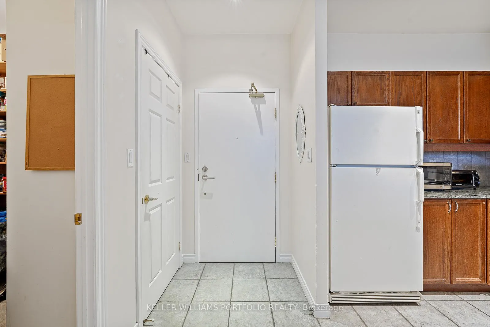 Photo 3 of Unit 206, 1 Leaside Park Drive, Toronto, Thorncliffe Park — HOMEH