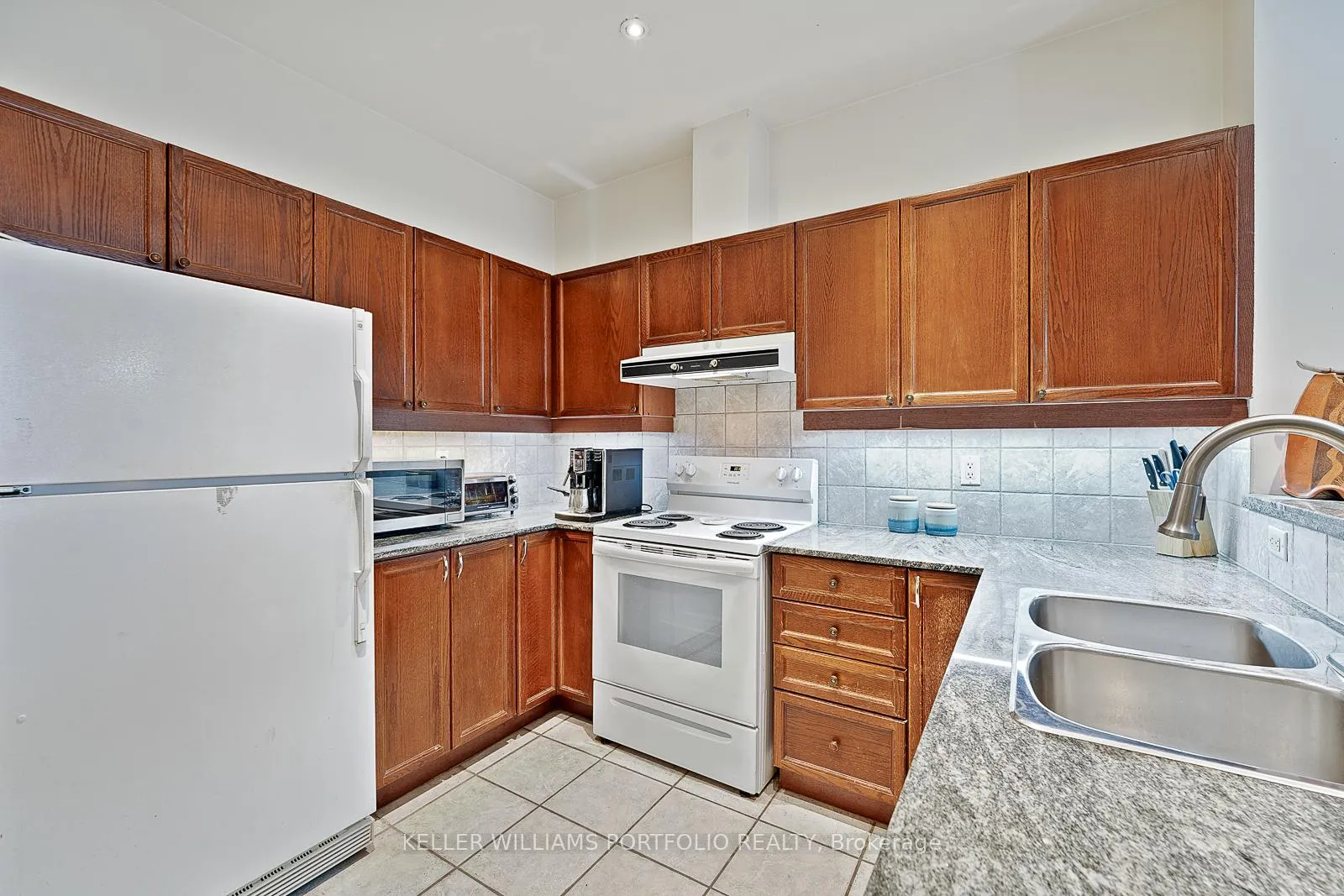 Photo 4 of Unit 206, 1 Leaside Park Drive, Toronto, Thorncliffe Park — HOMEH