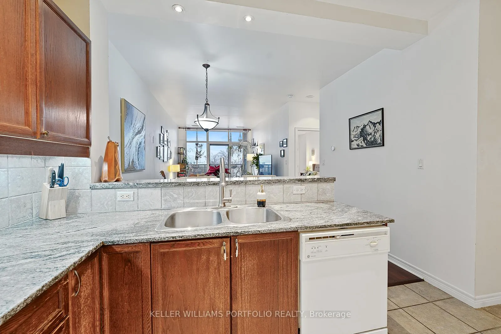 Photo 6 of Unit 206, 1 Leaside Park Drive, Toronto, Thorncliffe Park — HOMEH