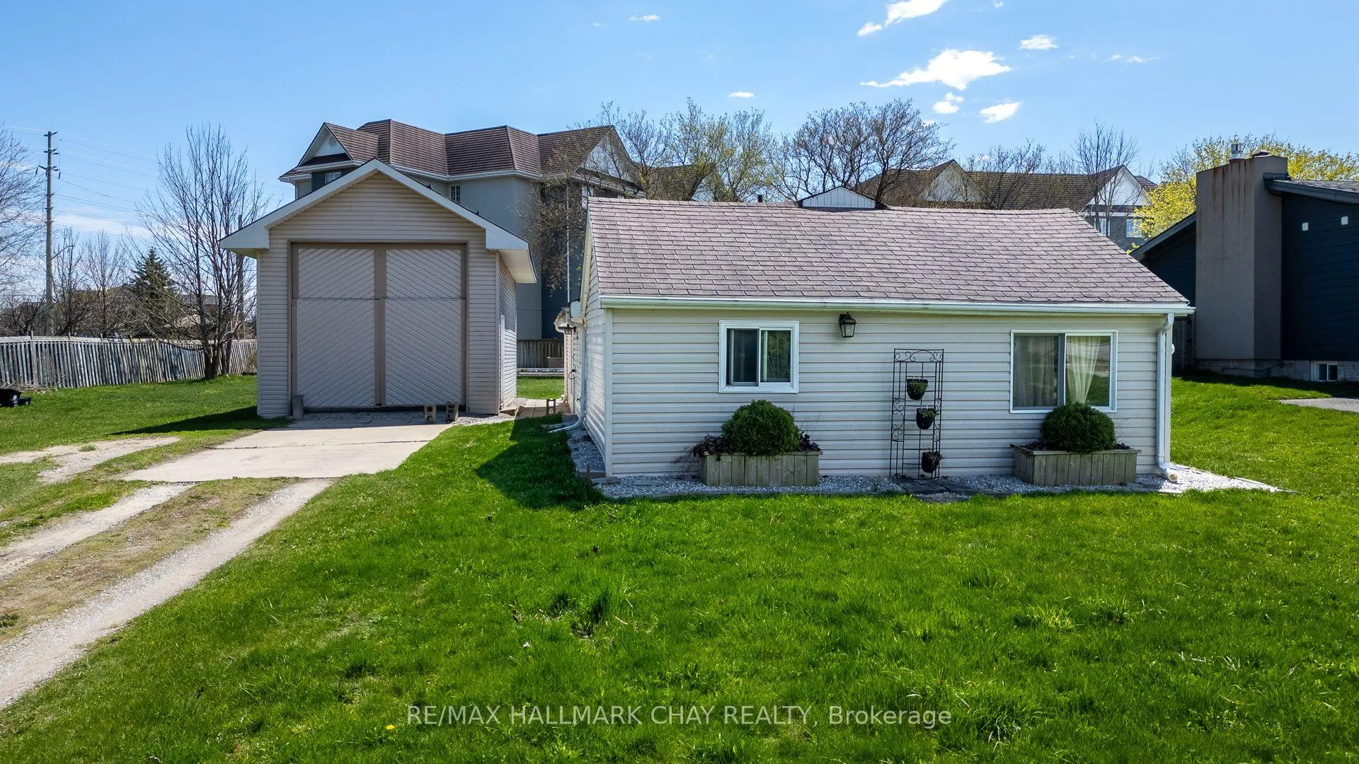Photo 2 of 261 Harvie Road S, Barrie, Holly — HOMEH