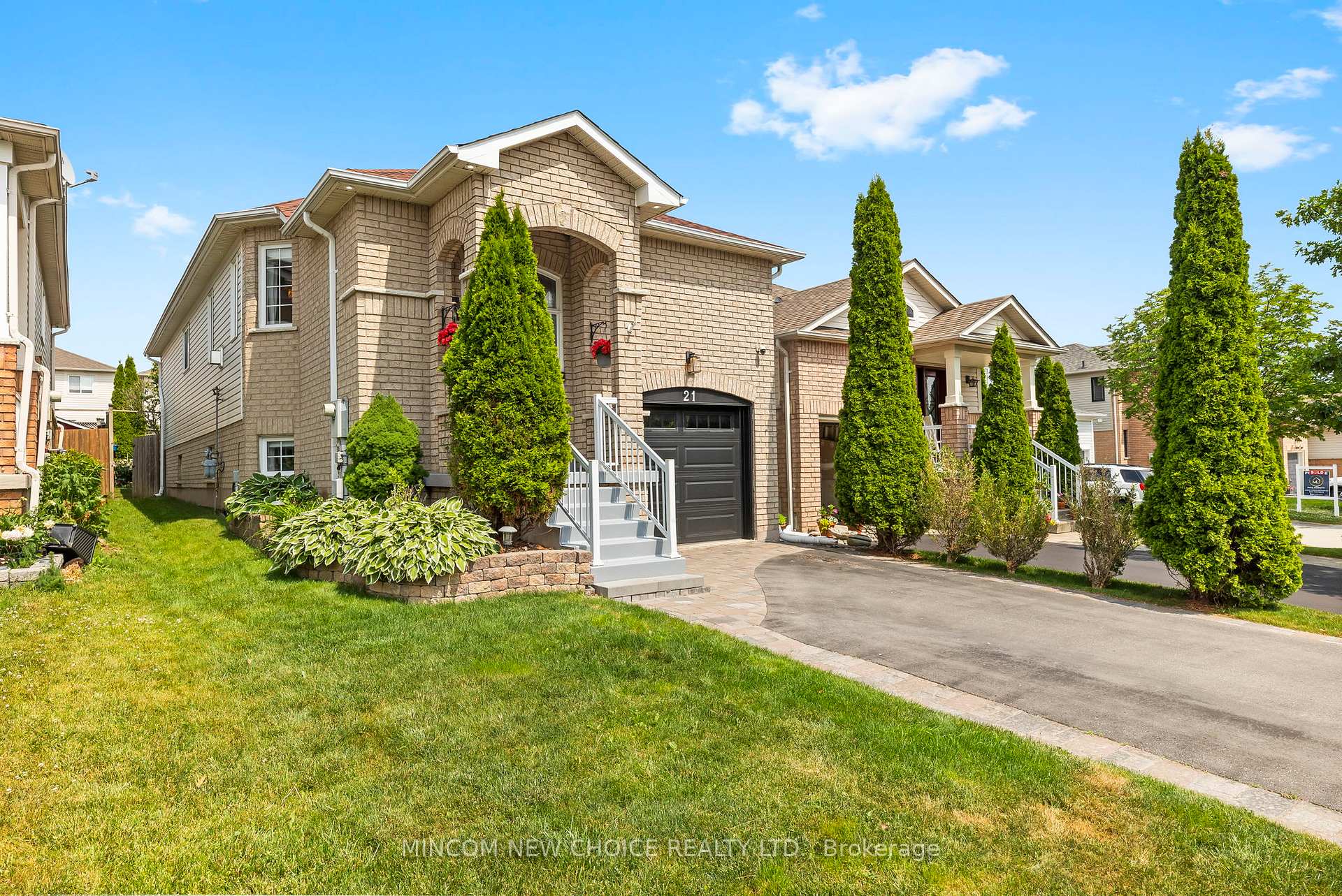 Photo 3 of 21 Barlow Court, Clarington, Bowmanville — HOMEH