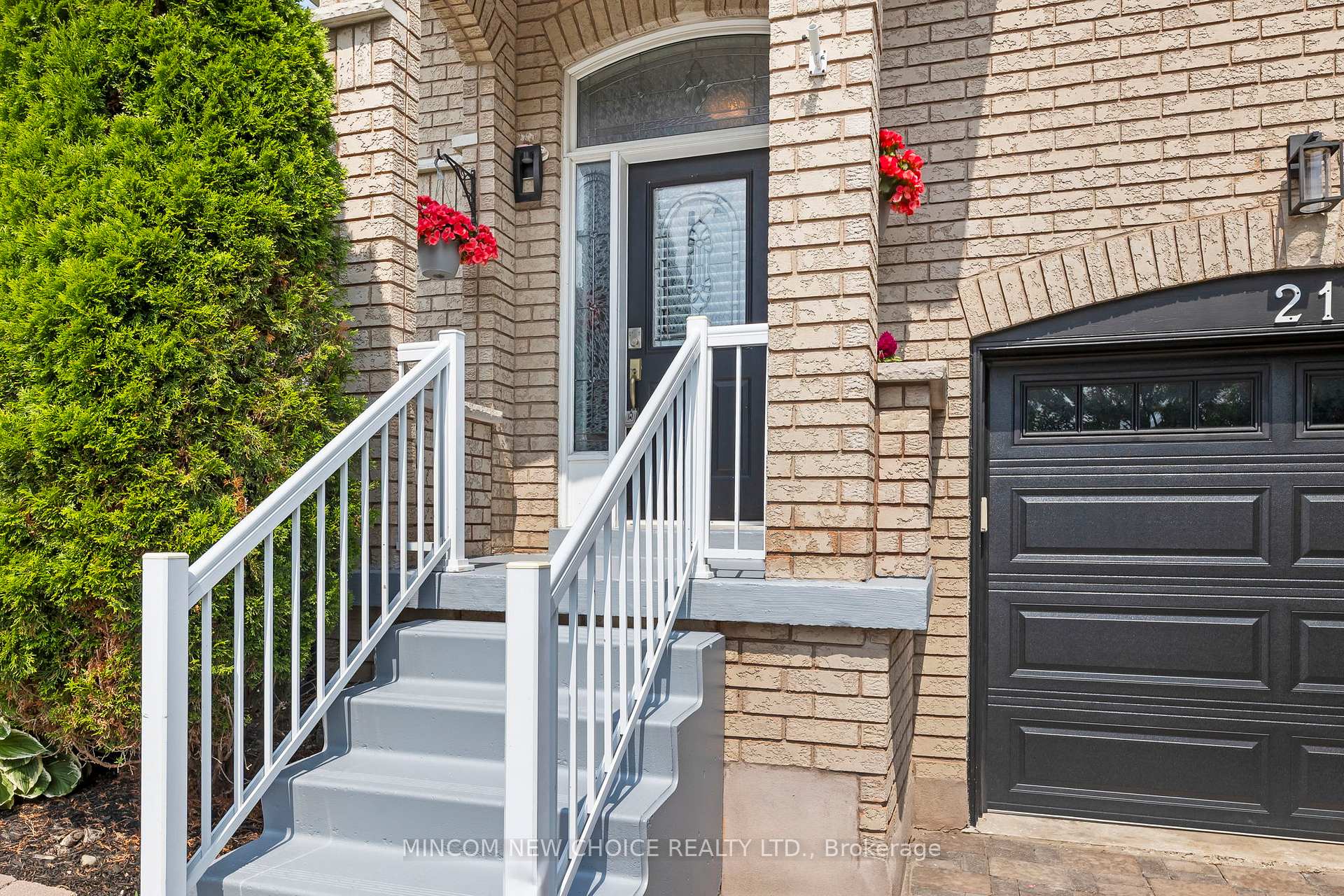 Photo 4 of 21 Barlow Court, Clarington, Bowmanville — HOMEH