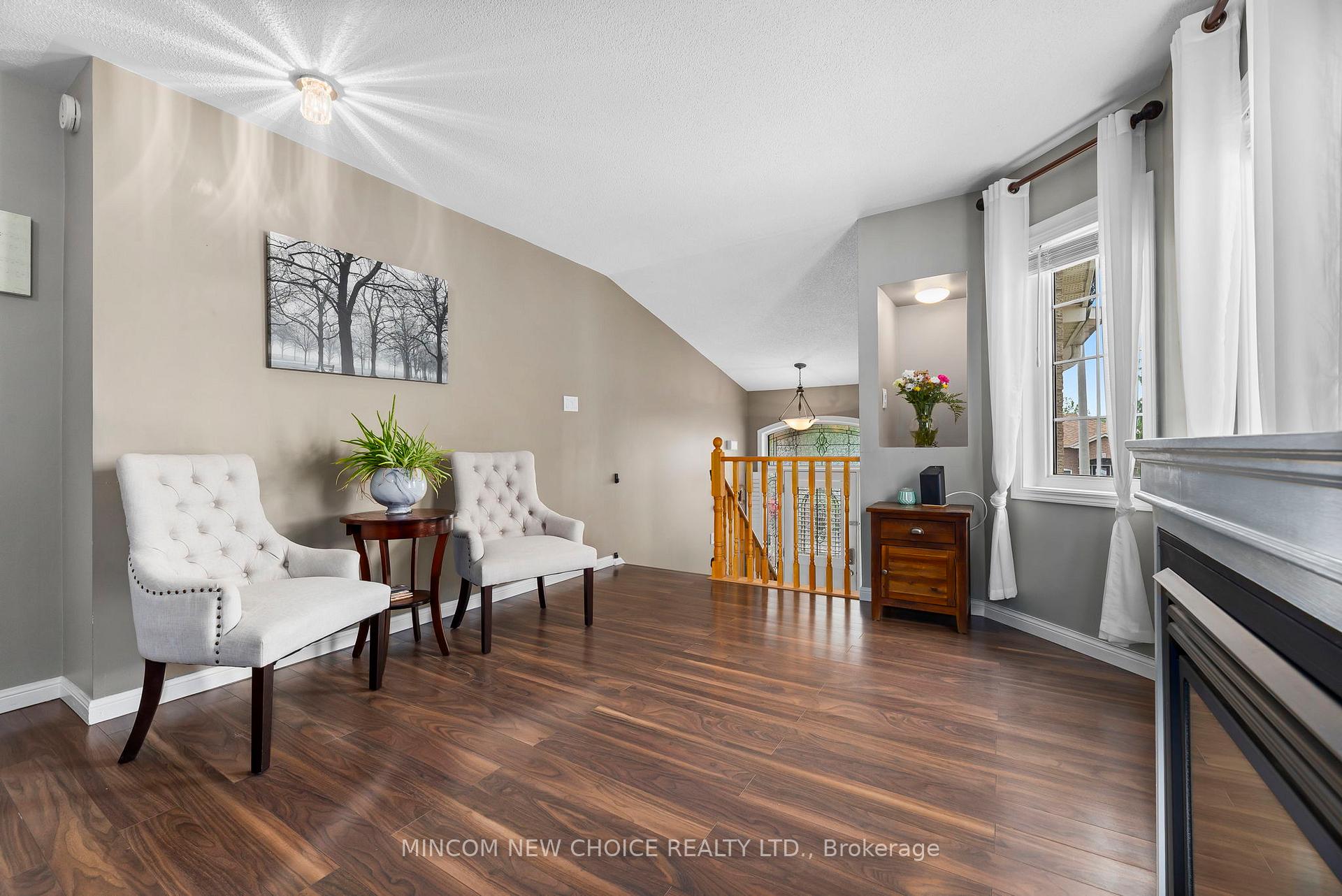 Photo 8 of 21 Barlow Court, Clarington, Bowmanville — HOMEH