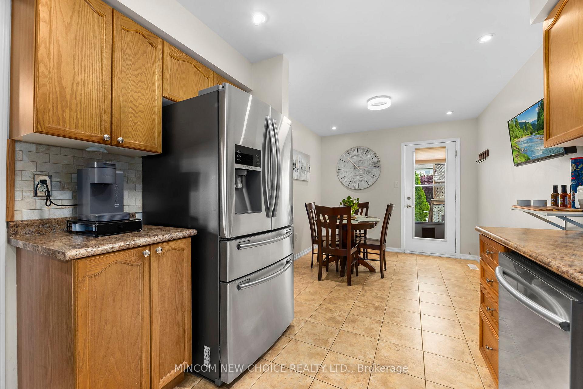 Photo 10 of 21 Barlow Court, Clarington, Bowmanville — HOMEH
