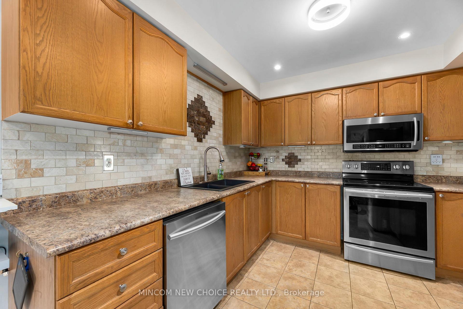 Photo 11 of 21 Barlow Court, Clarington, Bowmanville — HOMEH