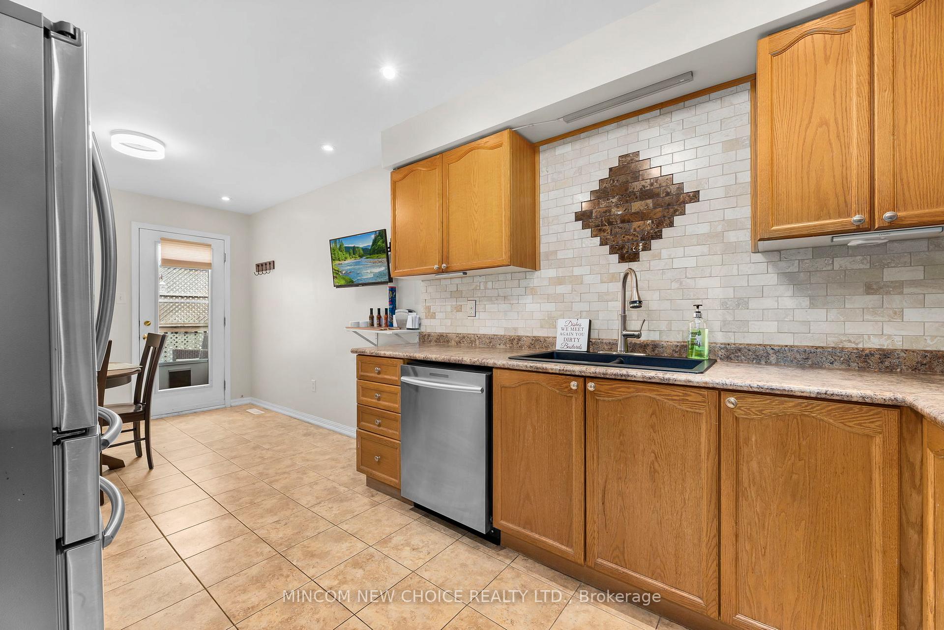 Photo 12 of 21 Barlow Court, Clarington, Bowmanville — HOMEH