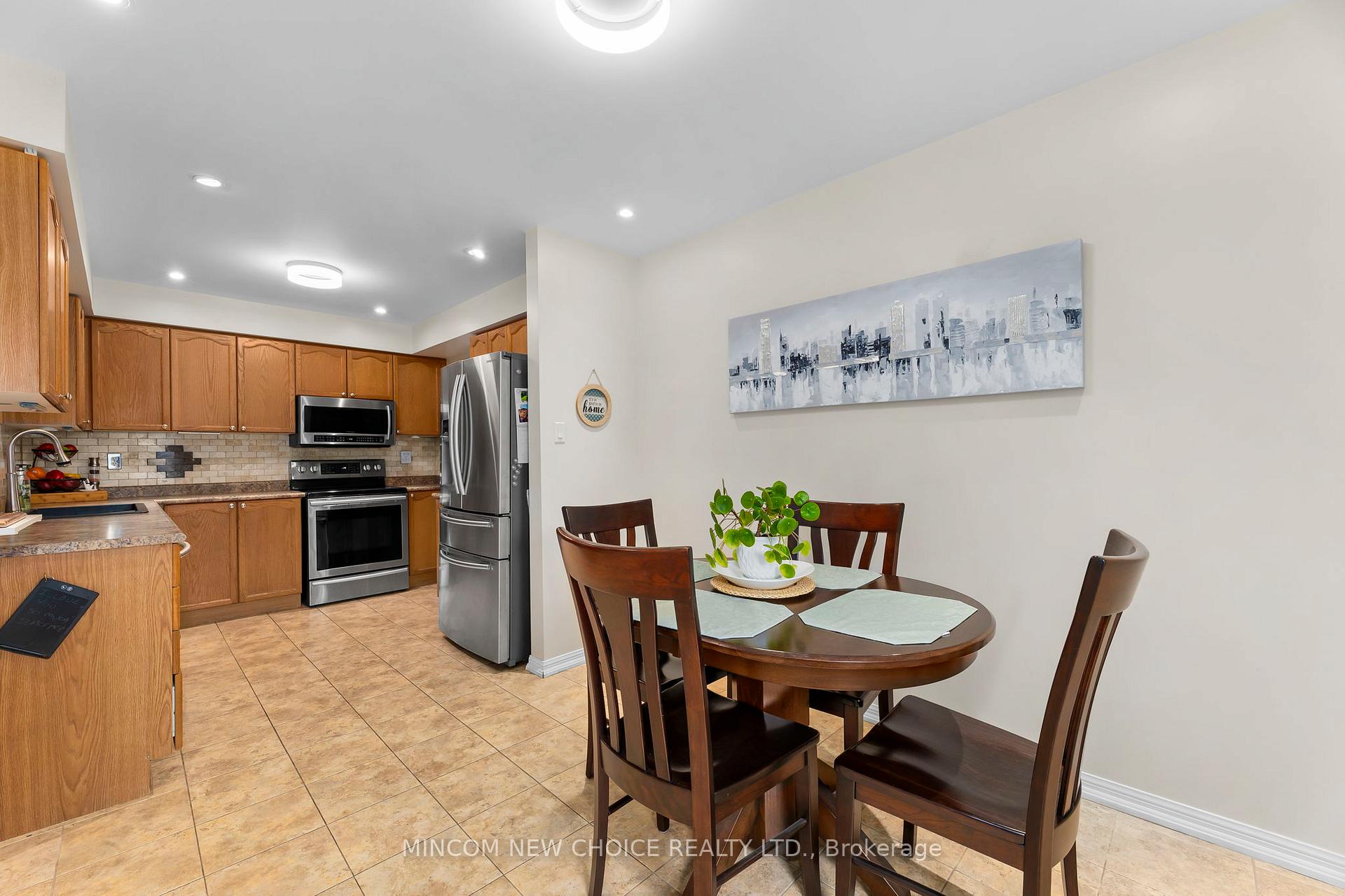 Photo 13 of 21 Barlow Court, Clarington, Bowmanville — HOMEH