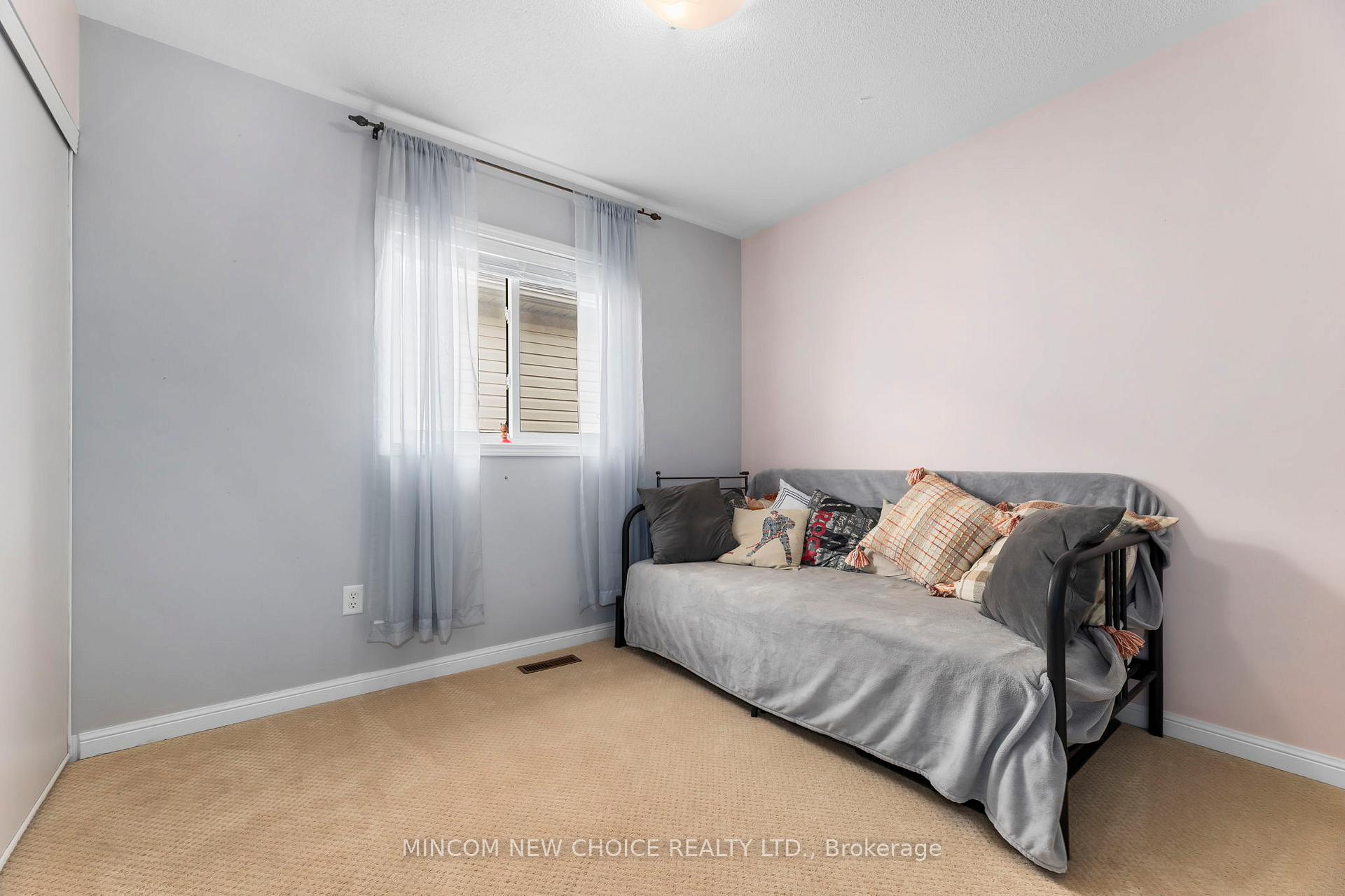 Photo 19 of 21 Barlow Court, Clarington, Bowmanville — HOMEH