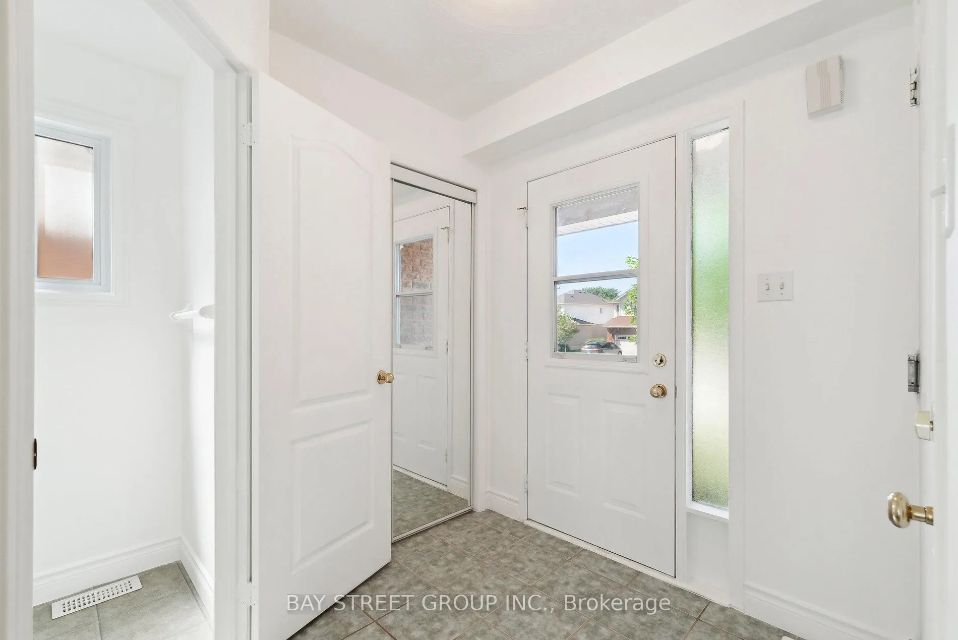 Photo 4 of 12 Vanessa Drive, Orillia — HOMEH