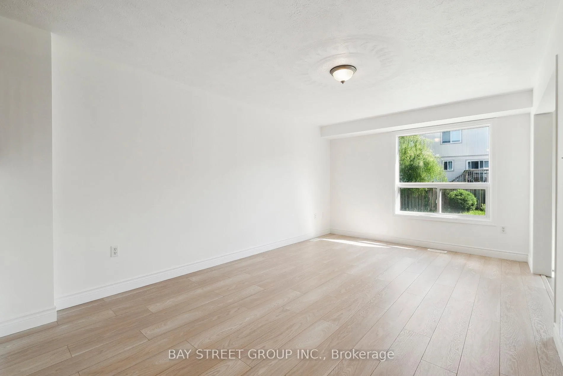 Photo 5 of 12 Vanessa Drive, Orillia — HOMEH