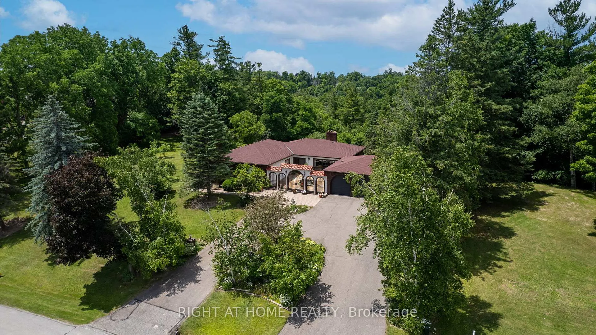 Photo 2 of 28 Klein's Ridge, Vaughan, Kleinburg — HOMEH