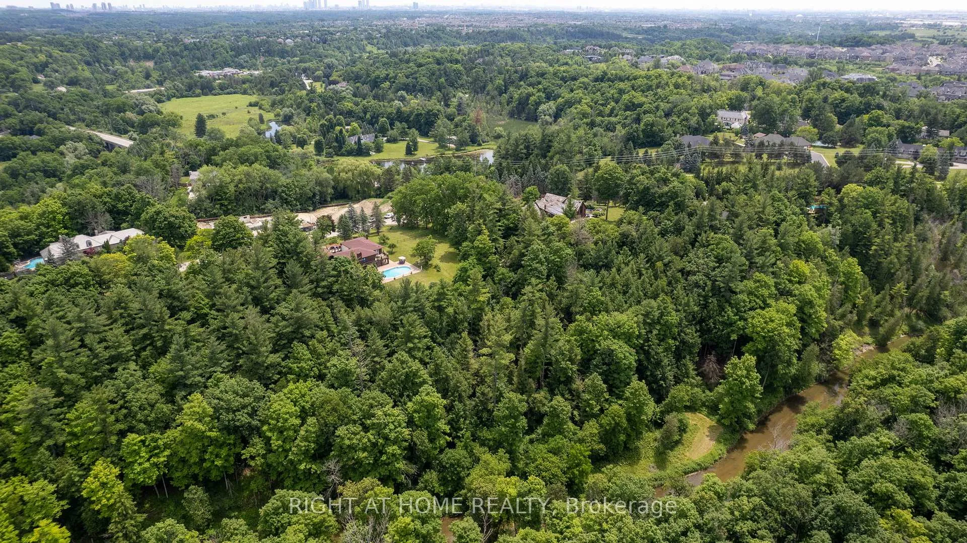 Photo 4 of 28 Klein's Ridge, Vaughan, Kleinburg — HOMEH