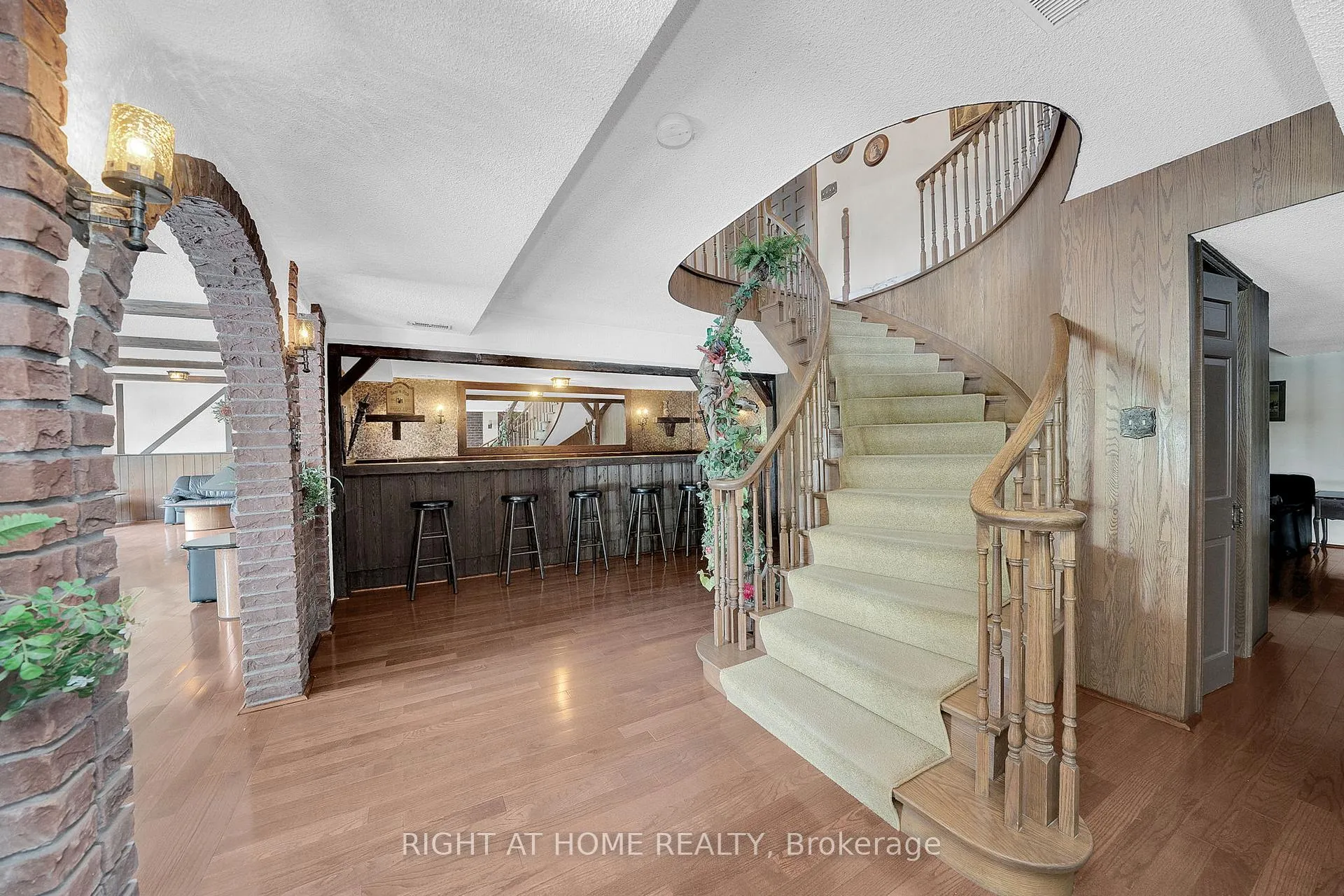 Photo 12 of 28 Klein's Ridge, Vaughan, Kleinburg — HOMEH