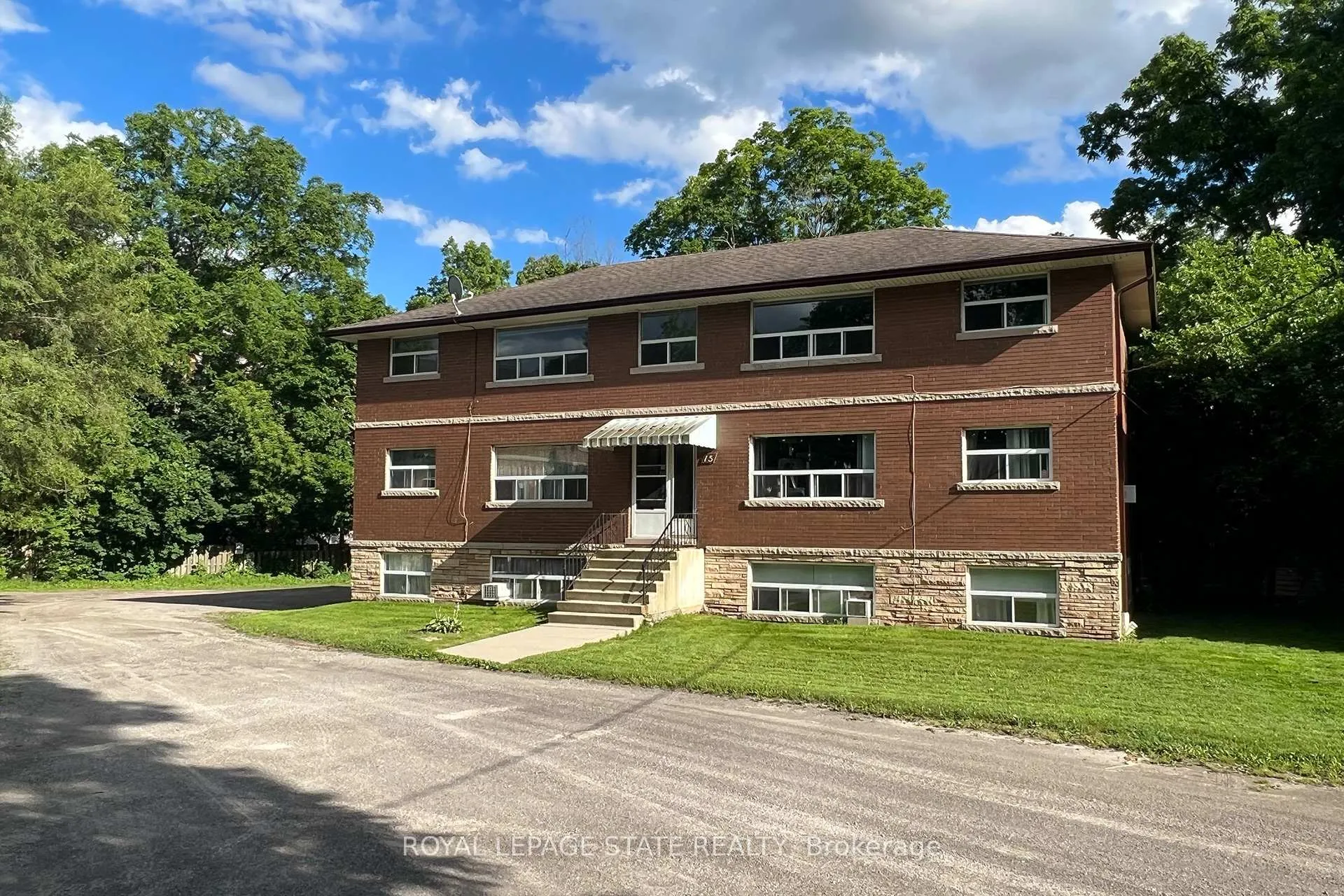 Photo 1 of 15 Hunter Court, Hamilton, Dundas — HOMEH