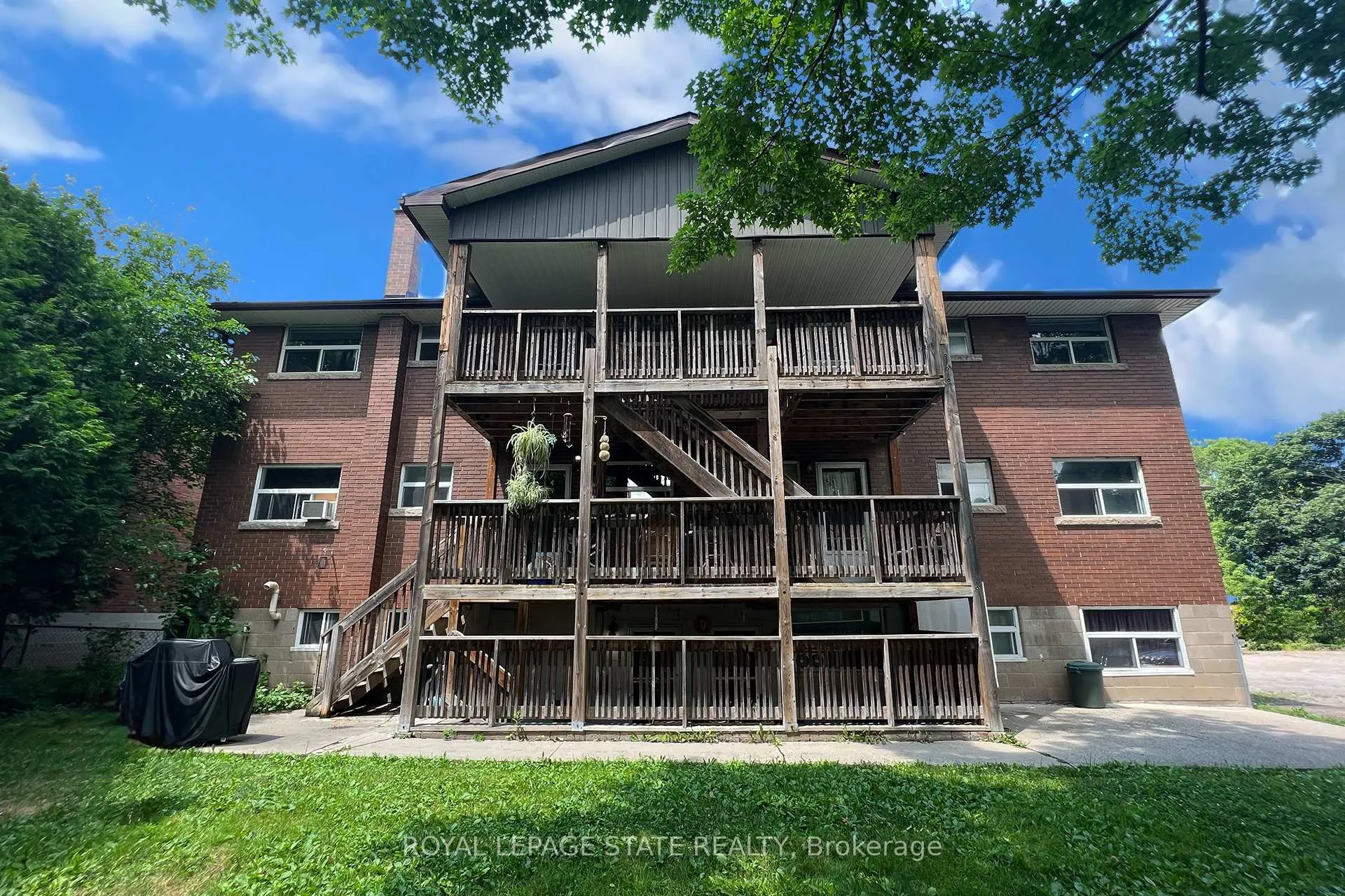 Photo 3 of 15 Hunter Court, Hamilton, Dundas — HOMEH