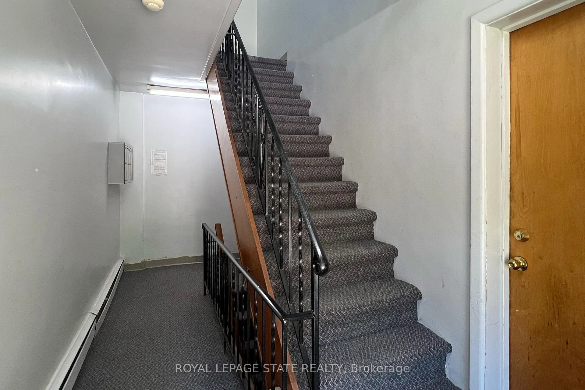 Photo 4 of 15 Hunter Court, Hamilton, Dundas — HOMEH