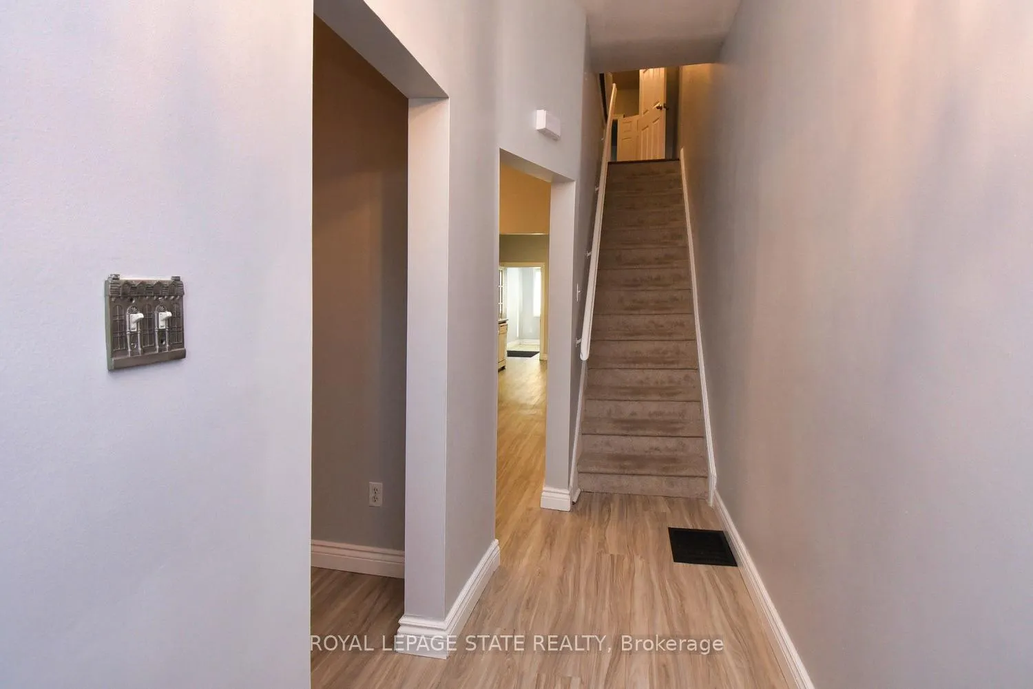 Photo 3 of 86 Earl Street, Hamilton, Gibson — HOMEH