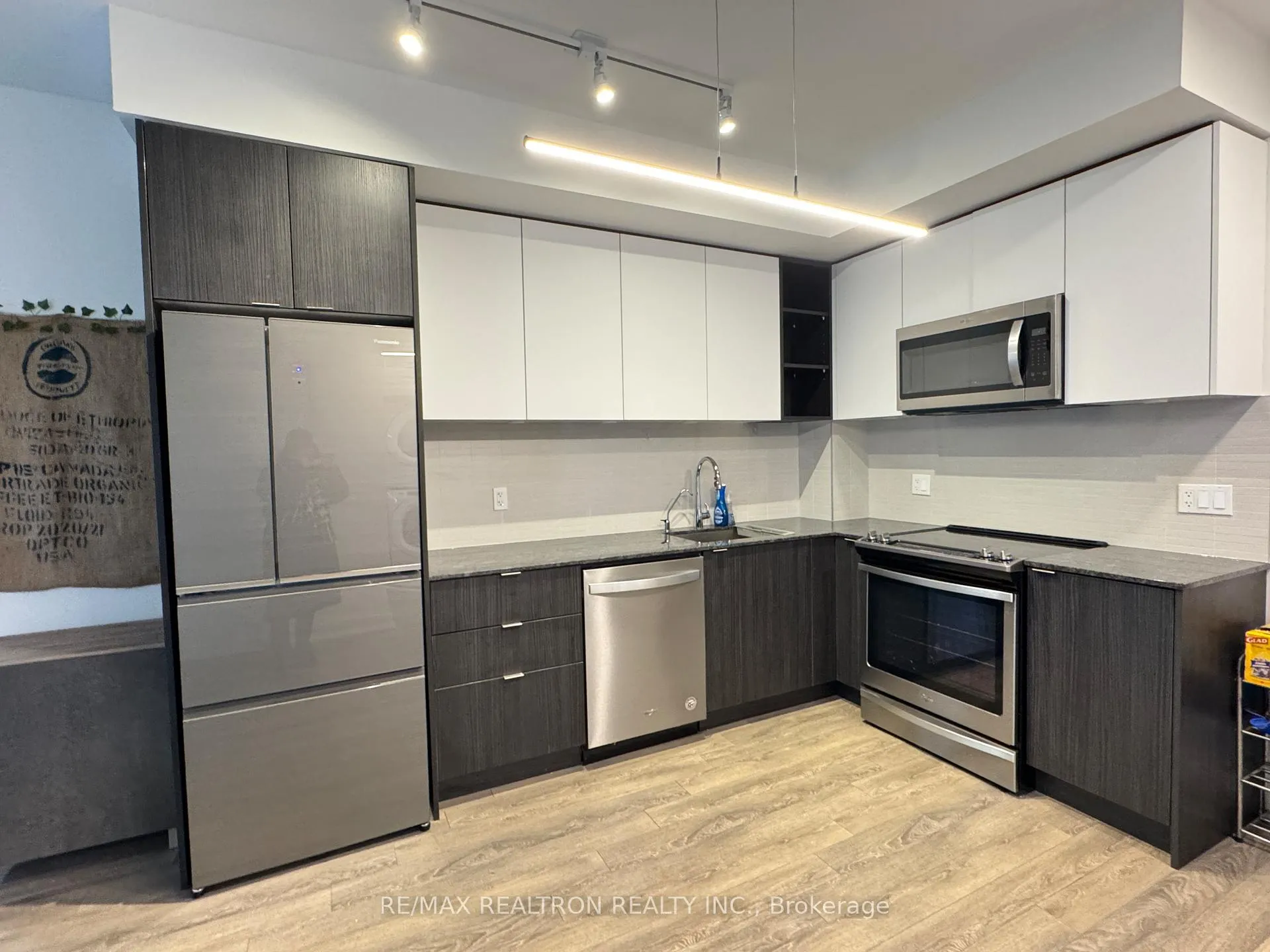 Photo 3 of Unit 507, 100 Eagle Rock Way, Vaughan, Maple — HOMEH