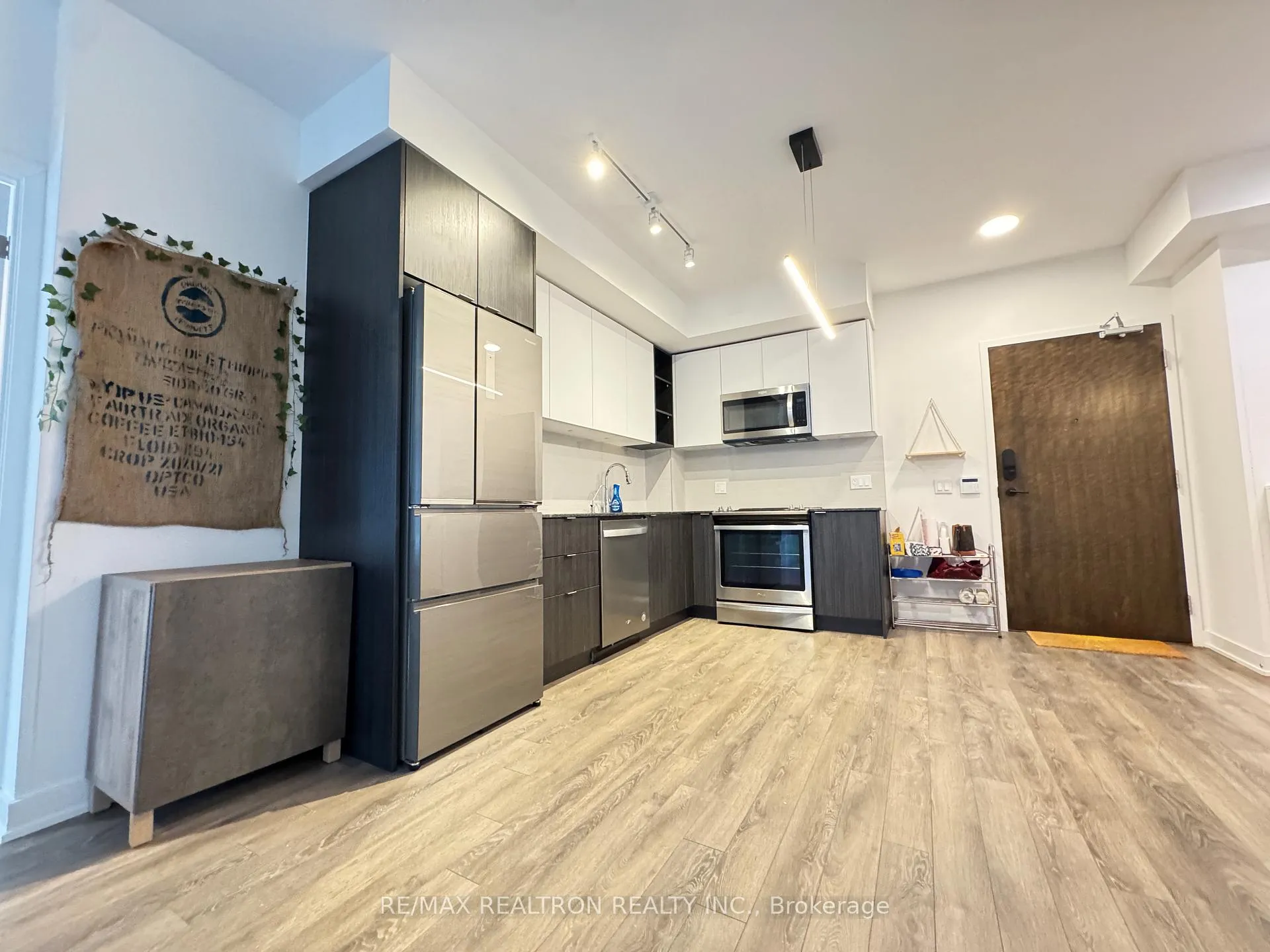 Photo 4 of Unit 507, 100 Eagle Rock Way, Vaughan, Maple — HOMEH