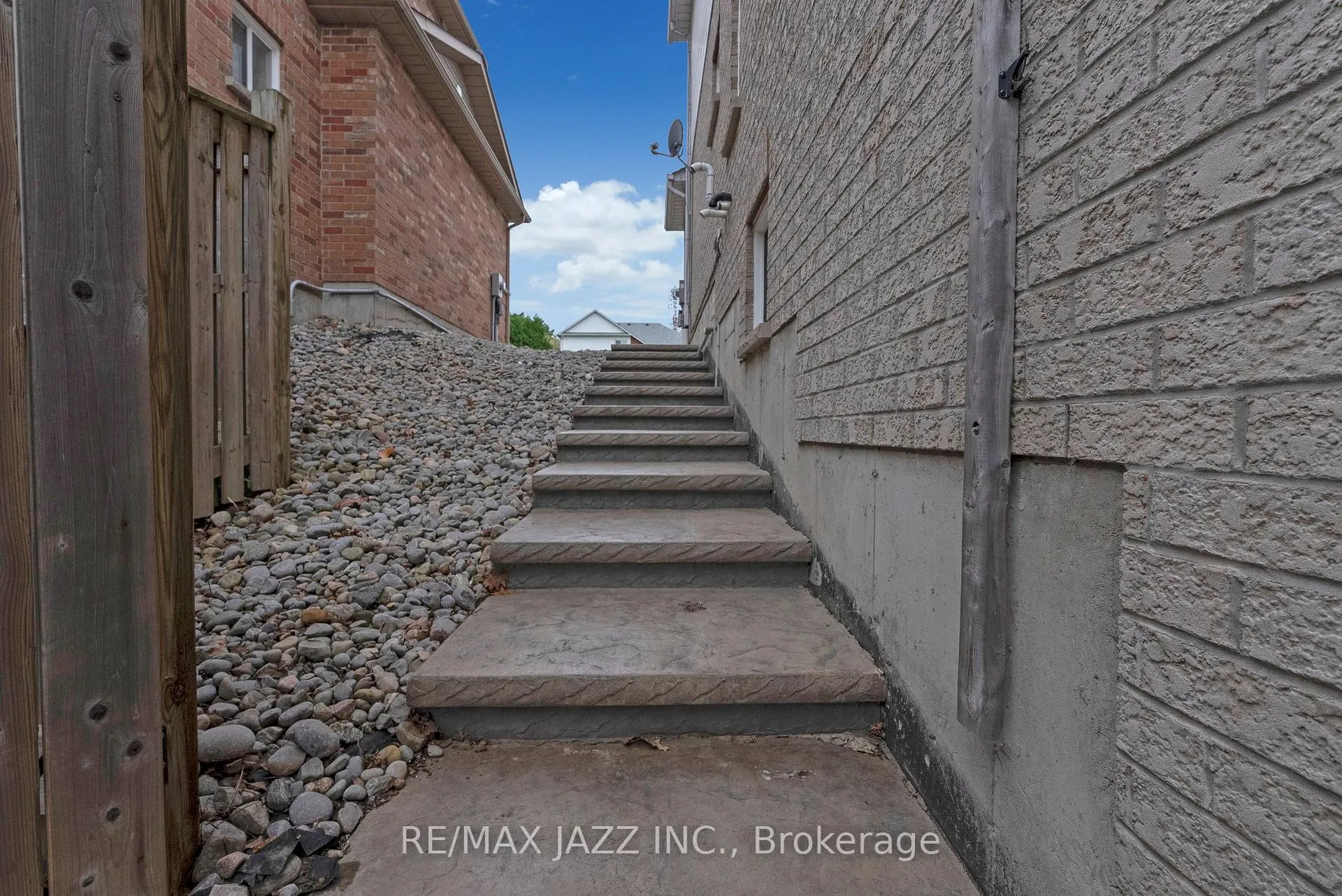 Photo 34 of 219 Fenning Drive, Clarington, Courtice — HOMEH