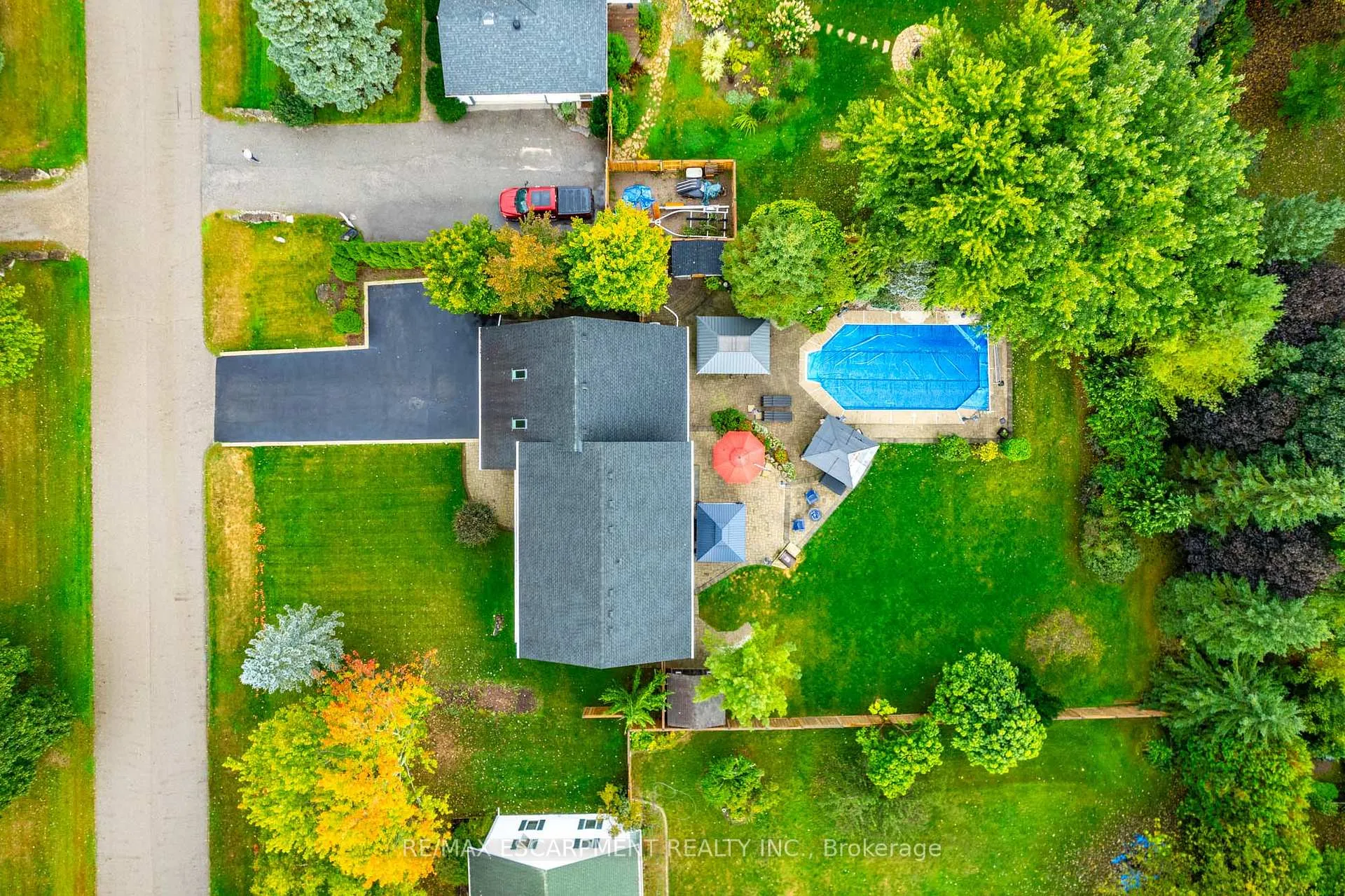 Photo 2 of 16 Noble Kirk Drive, Hamilton, Rural Flamborough — HOMEH