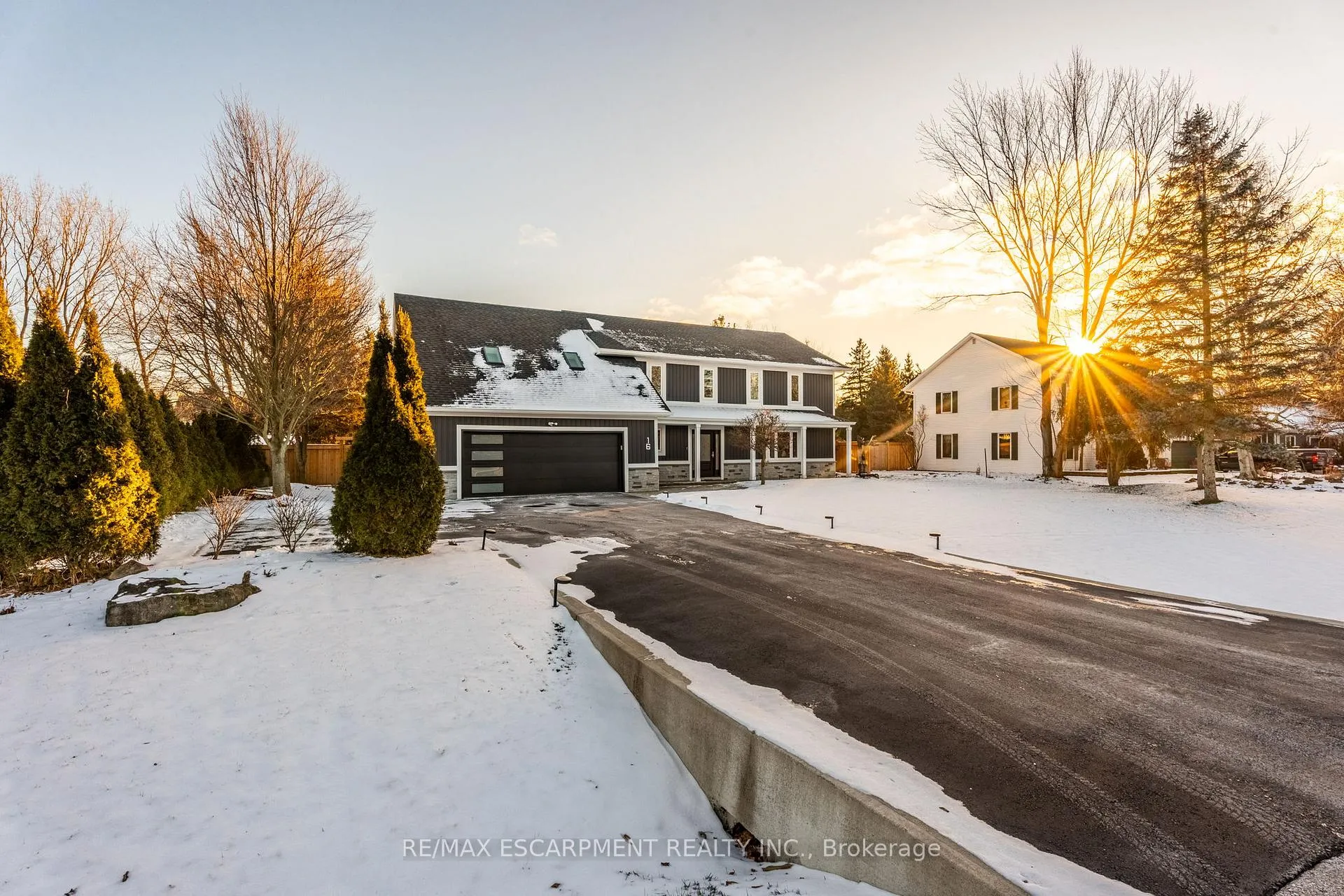 Photo 4 of 16 Noble Kirk Drive, Hamilton, Rural Flamborough — HOMEH