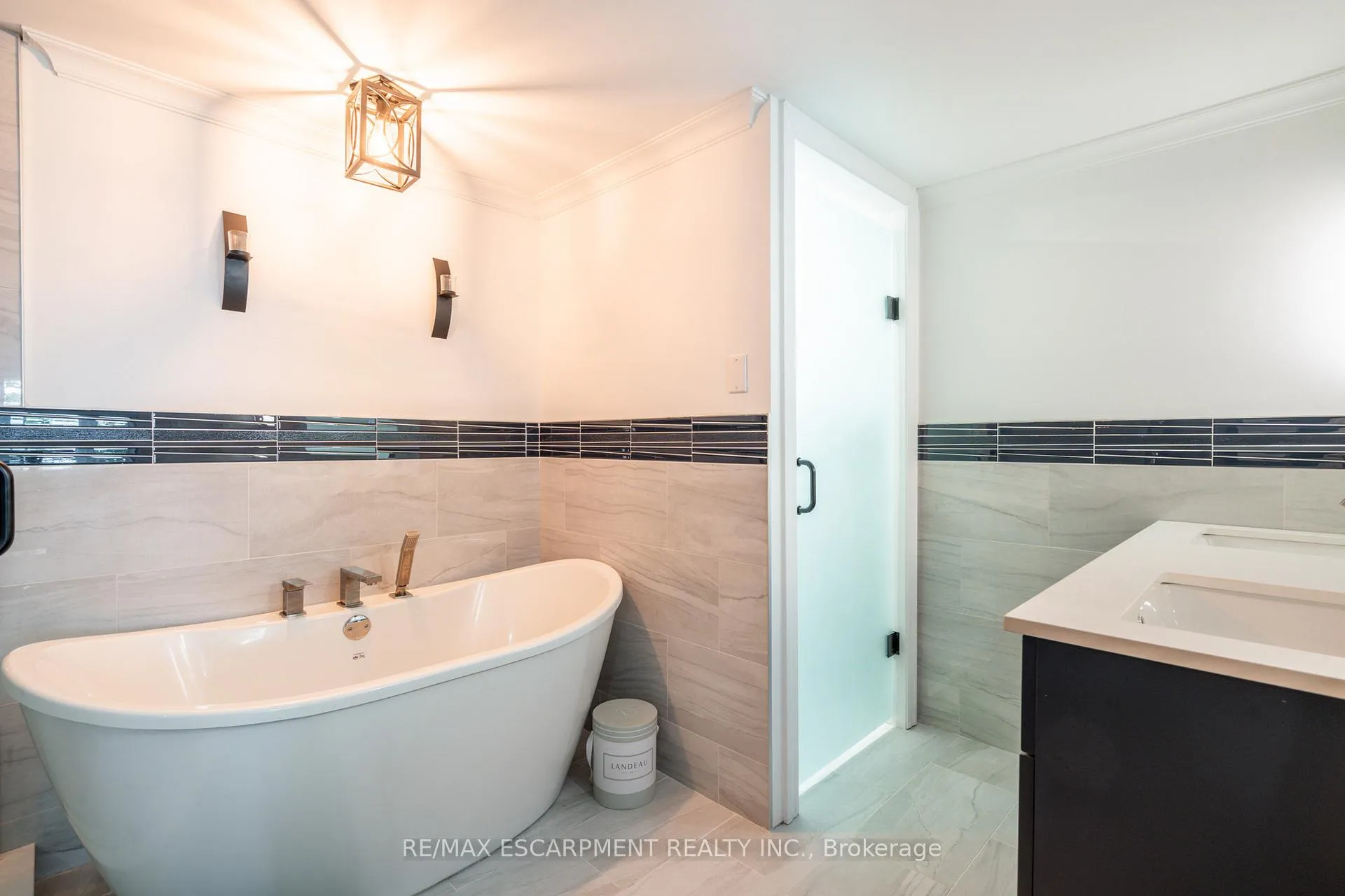 Photo 23 of 16 Noble Kirk Drive, Hamilton, Rural Flamborough — HOMEH