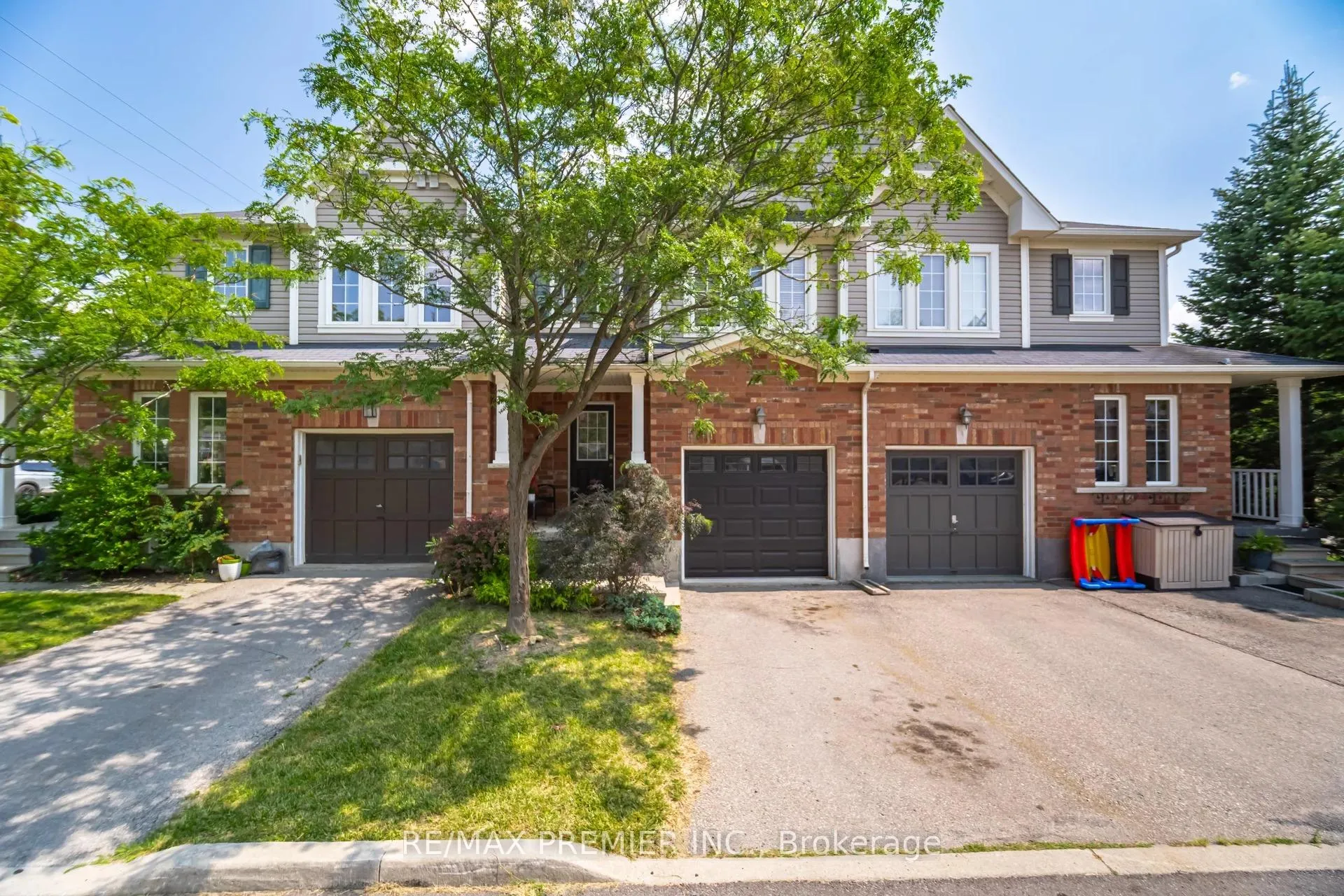 Front of Unit 20, 8 Bradley Avenue N