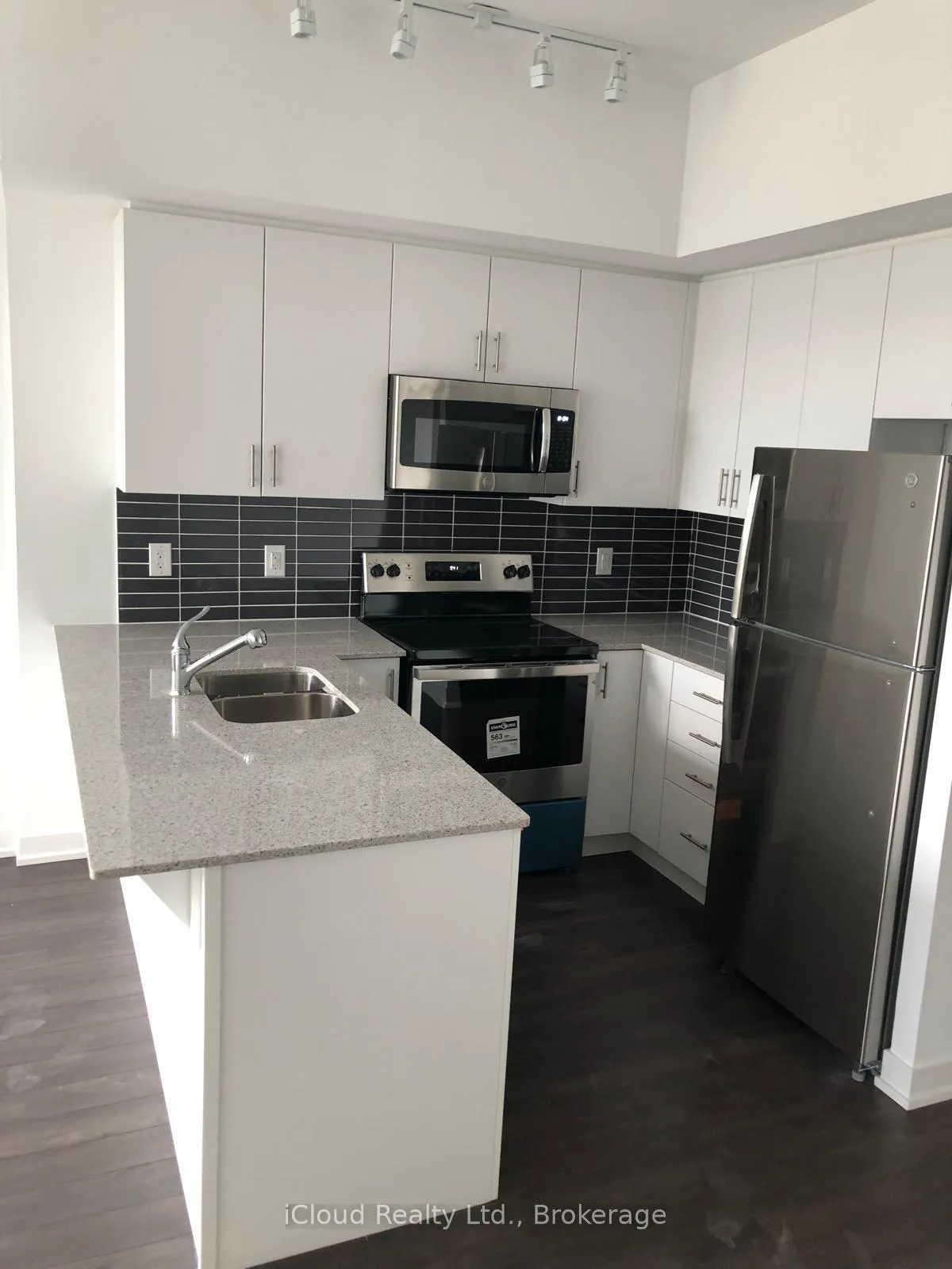 Photo 3 of Unit 511, 550 North Service Road, Grimsby, Grimsby Beach — HOMEH