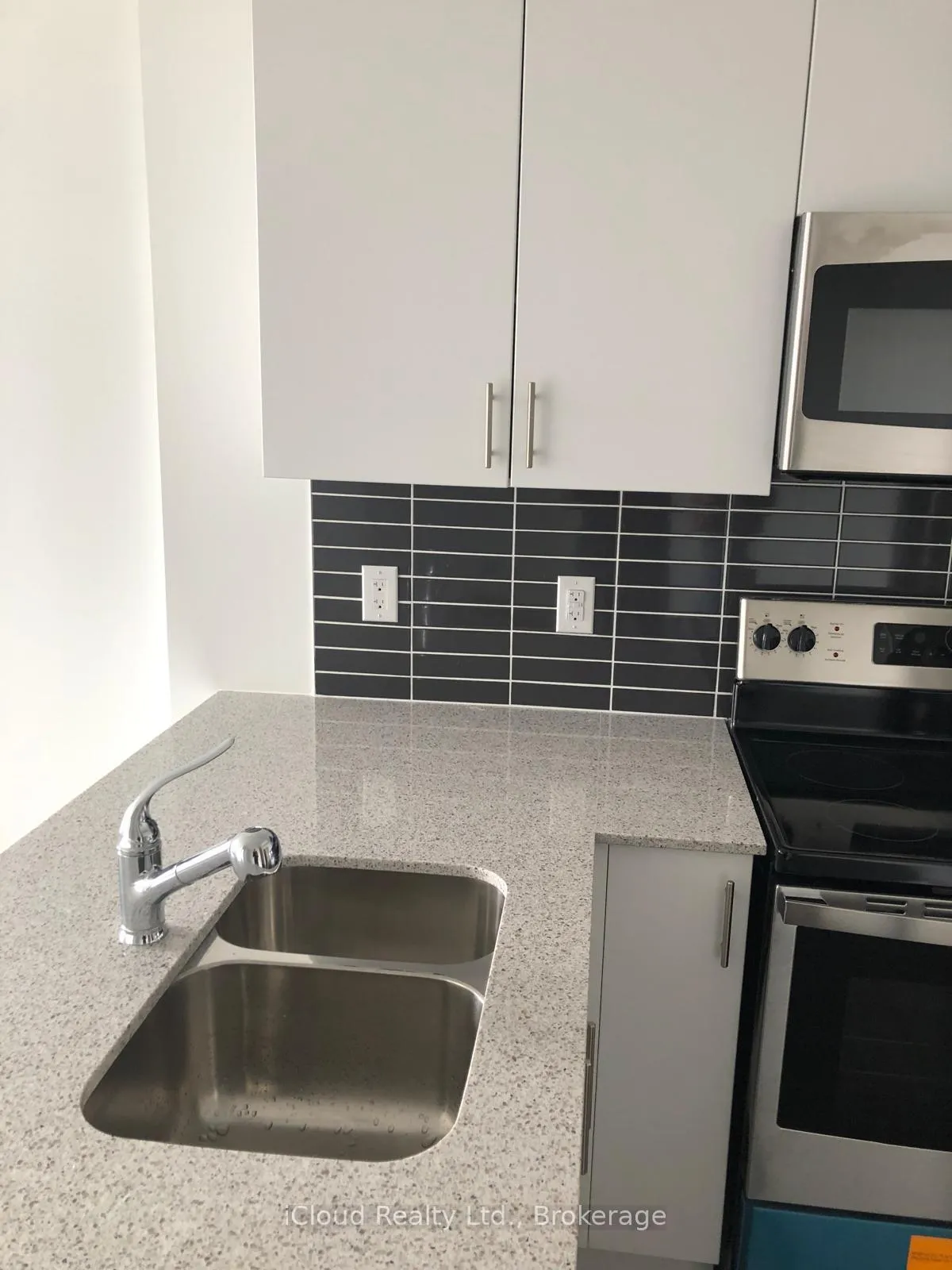 Photo 5 of Unit 511, 550 North Service Road, Grimsby, Grimsby Beach — HOMEH
